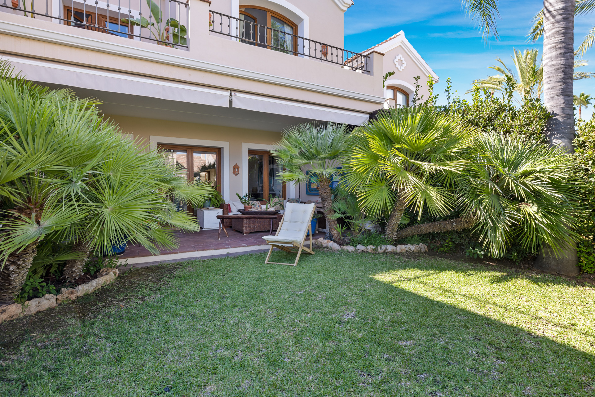 Adosado familiar de 4 dormitorios con vistas a la costa en Paraiso Hills en Estepona