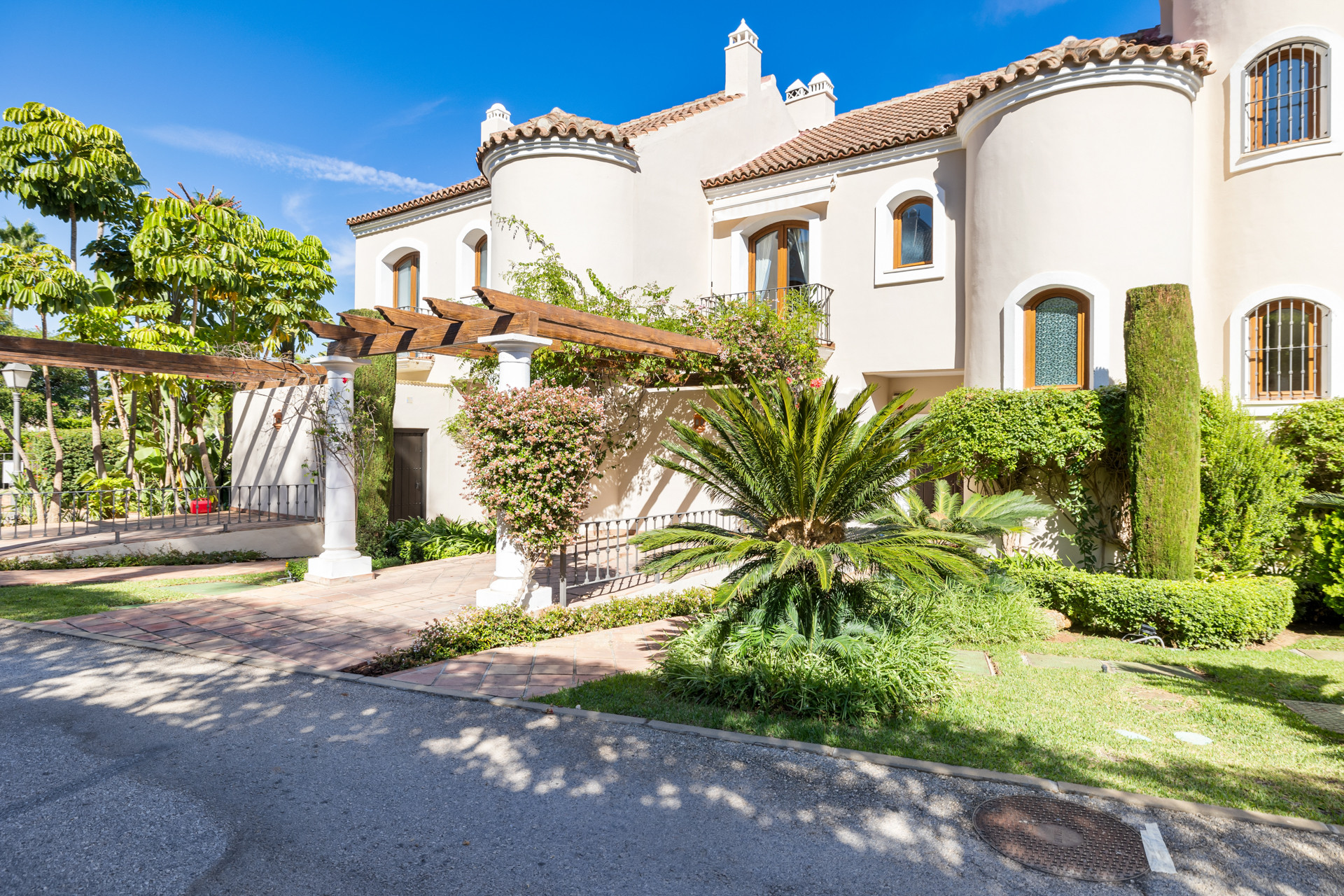 Maison de ville familiale de 4 chambres avec vue sur la côte à Paraiso Hills à Estepona