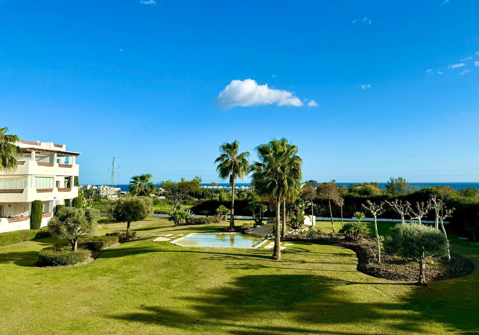 Apartamento de esquina formado por dos apartamentos unidos en Selwo Hills. en Estepona