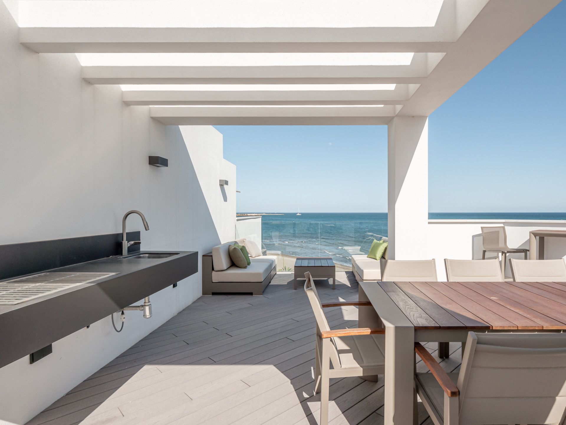 Luxe eerstelijns strandwoning met panoramisch uitzicht in Estepona