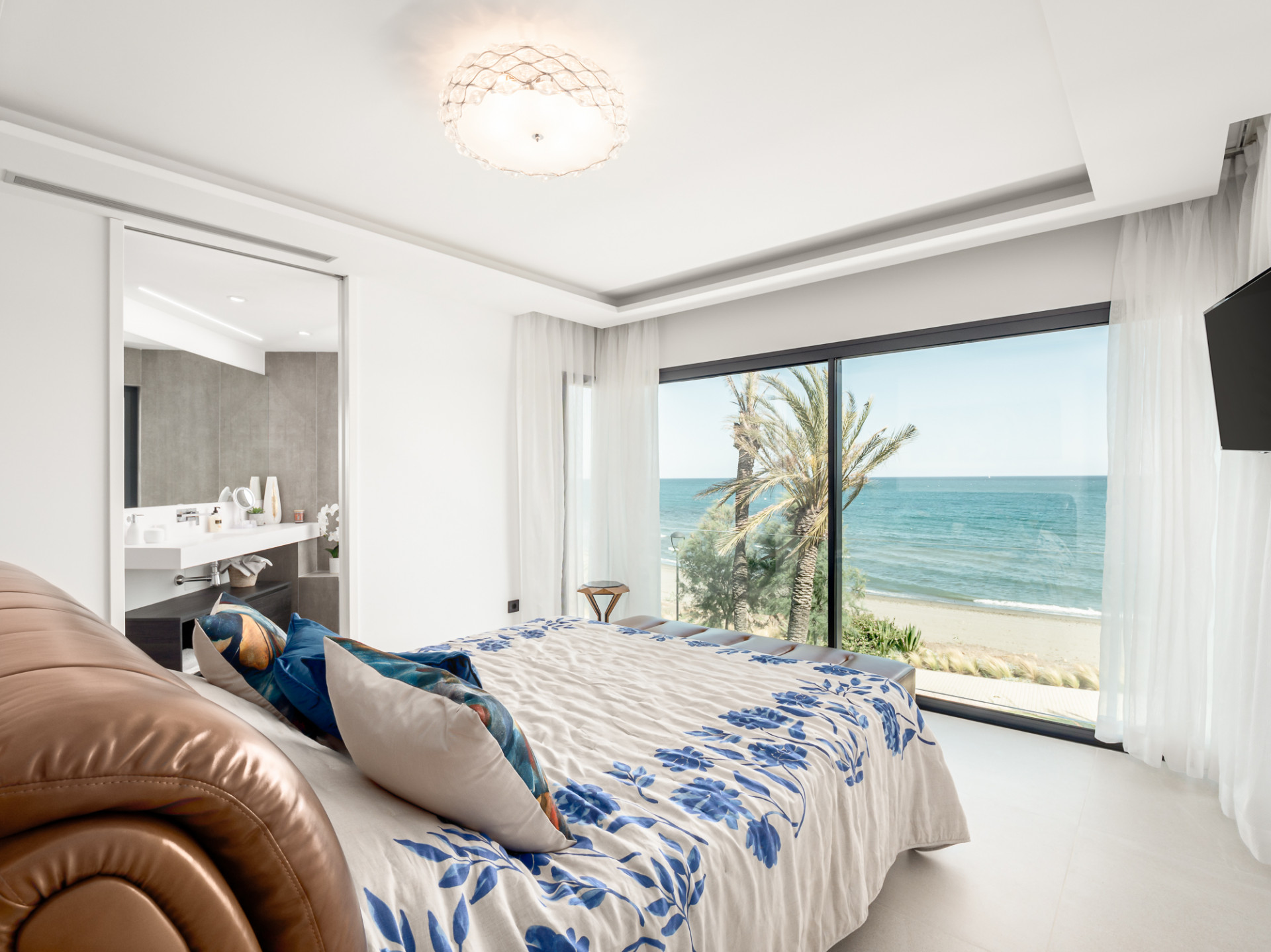 Luxe eerstelijns strandwoning met panoramisch uitzicht in Estepona