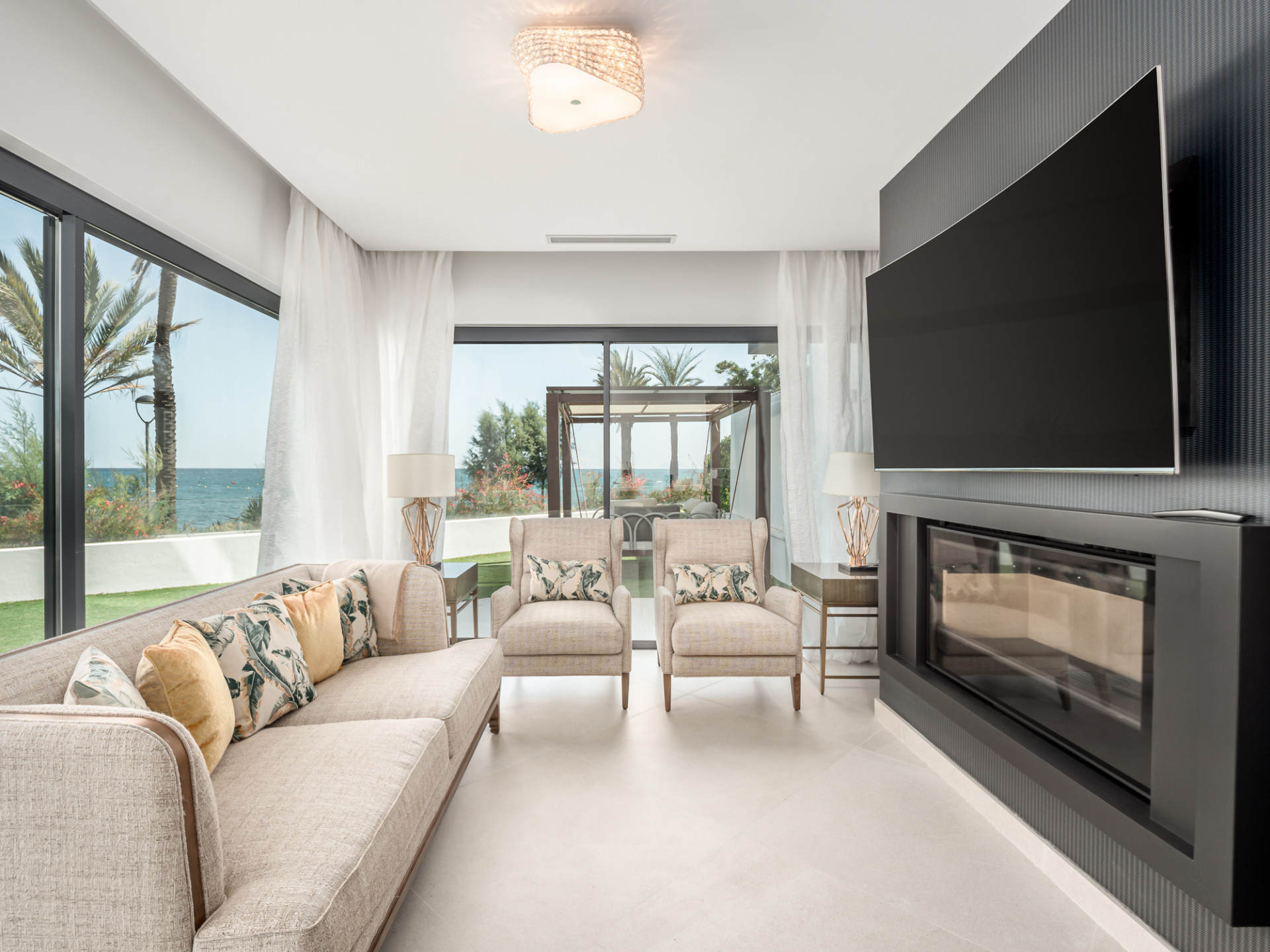 Luxe eerstelijns strandwoning met panoramisch uitzicht in Estepona