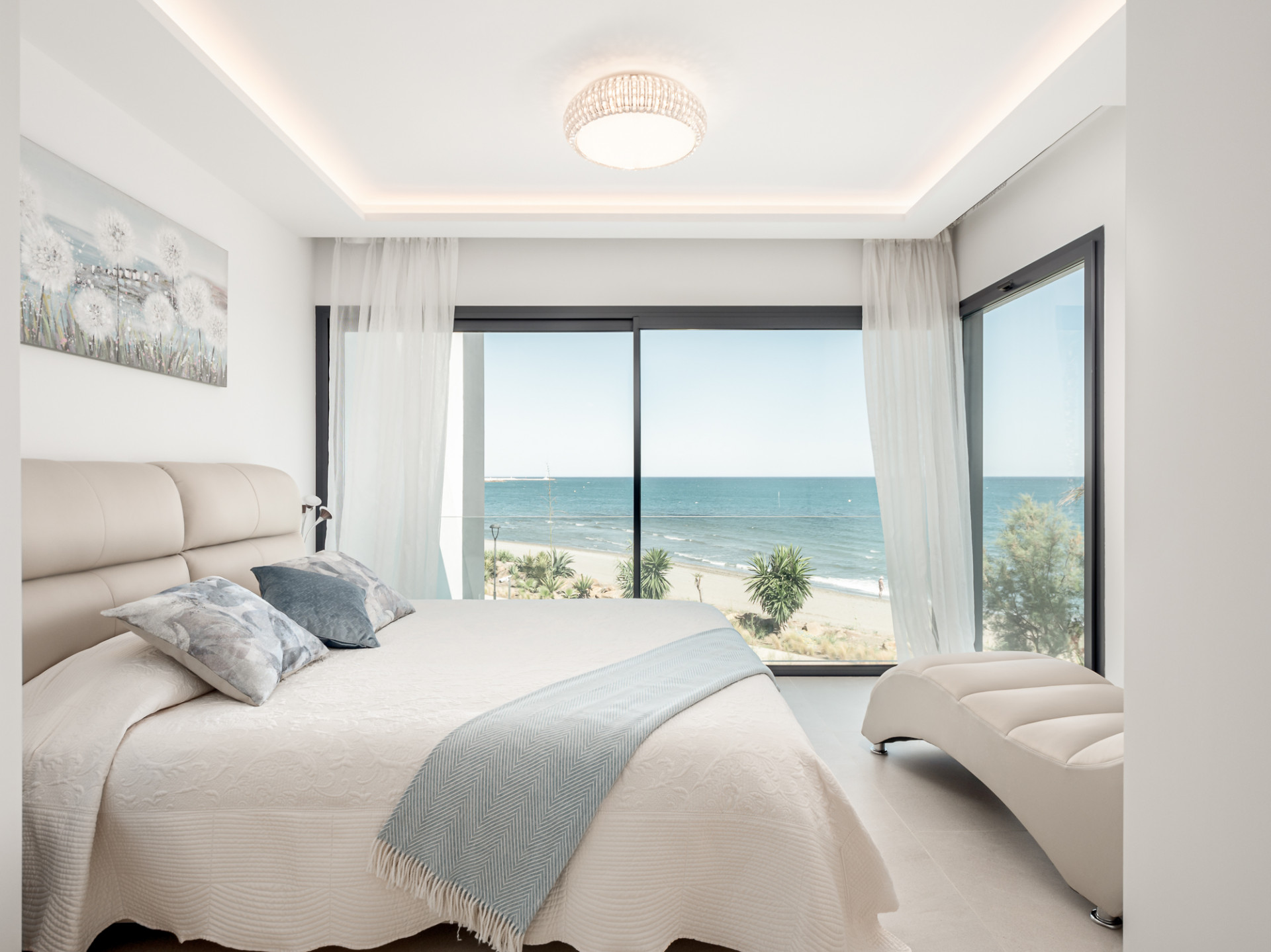 Luxe eerstelijns strandwoning met panoramisch uitzicht in Estepona