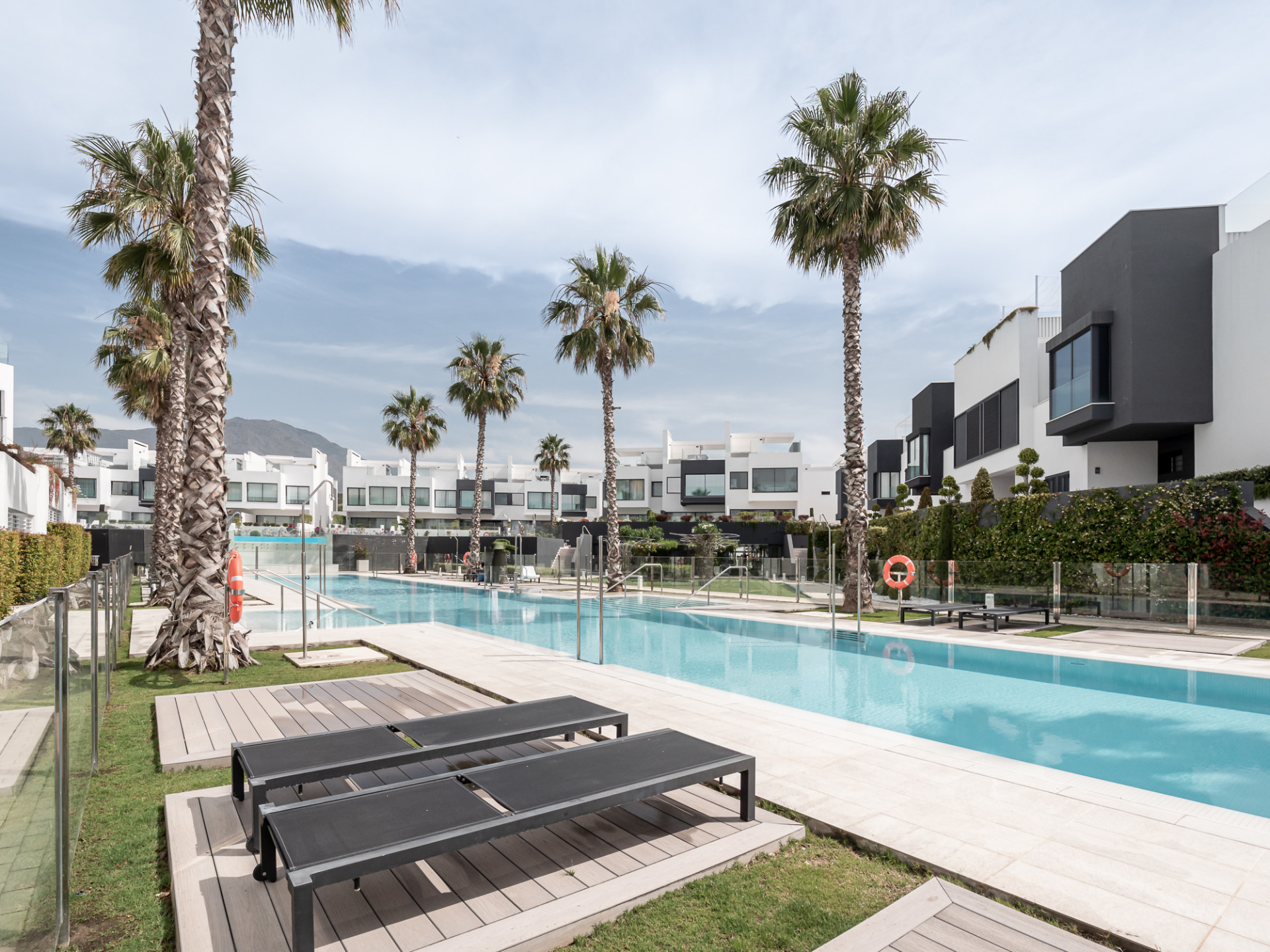 Luxe eerstelijns strandwoning met panoramisch uitzicht in Estepona