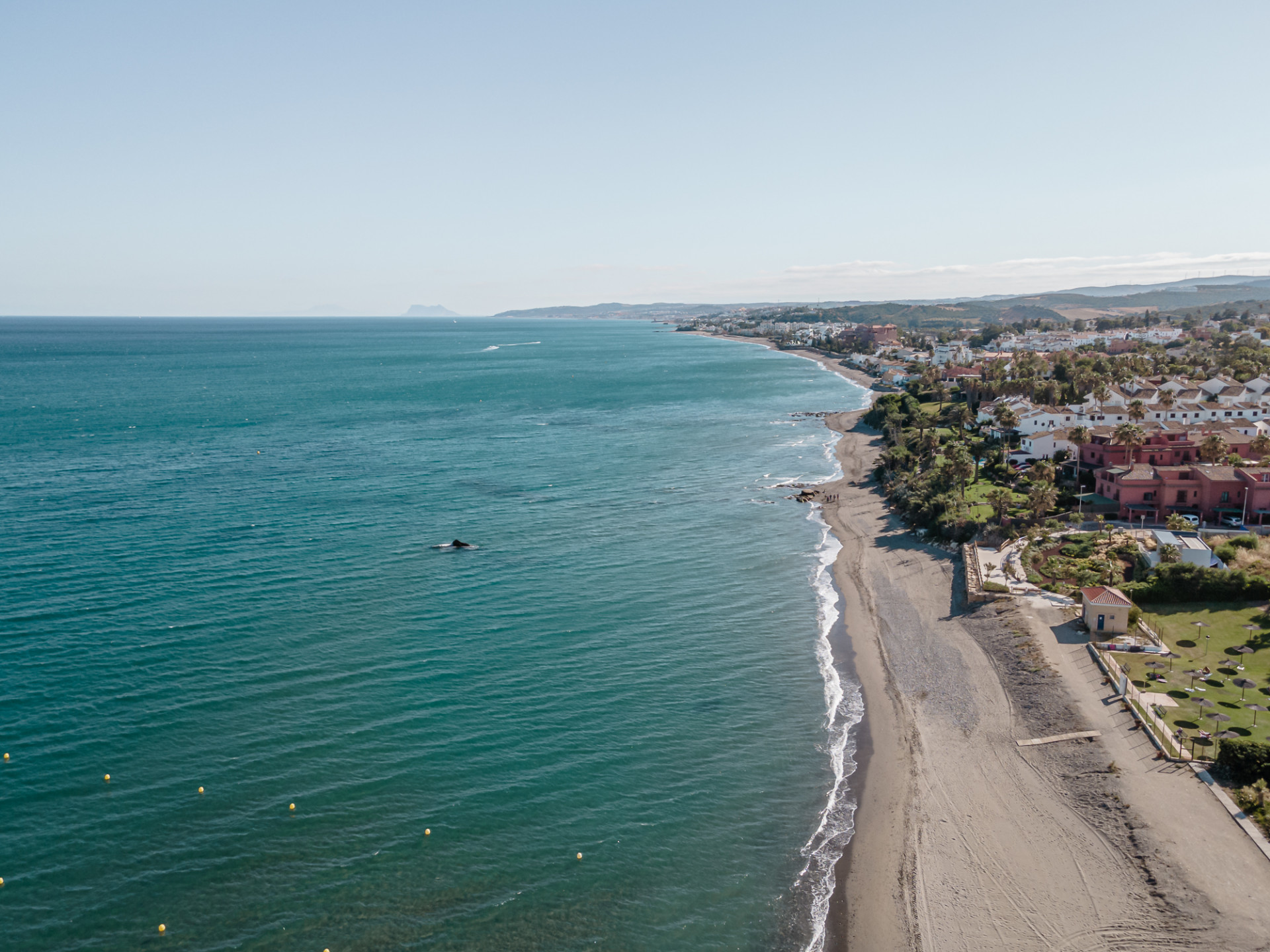 Luxe eerstelijns strandwoning met panoramisch uitzicht in Estepona