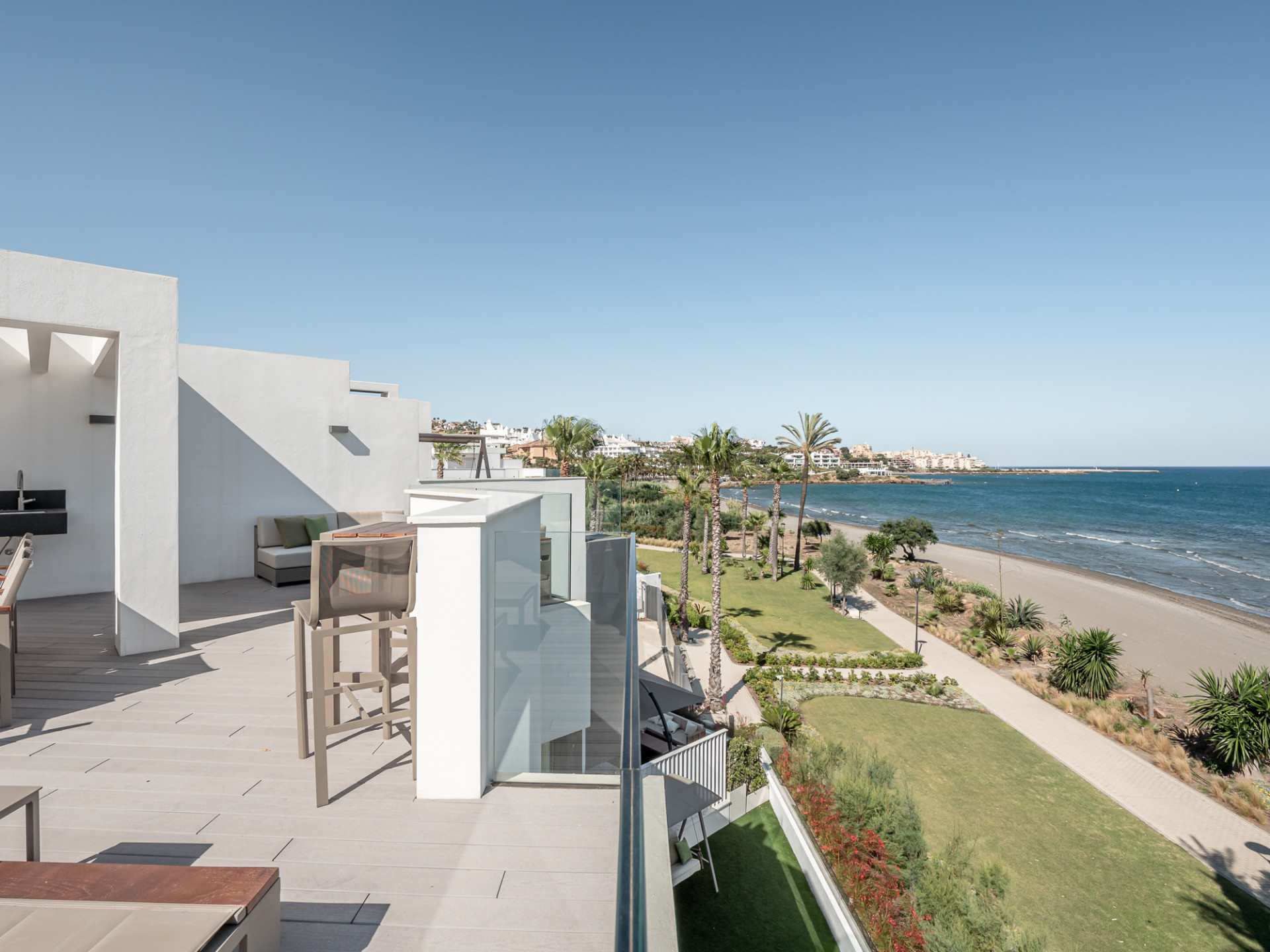 Luxe eerstelijns strandwoning met panoramisch uitzicht in Estepona