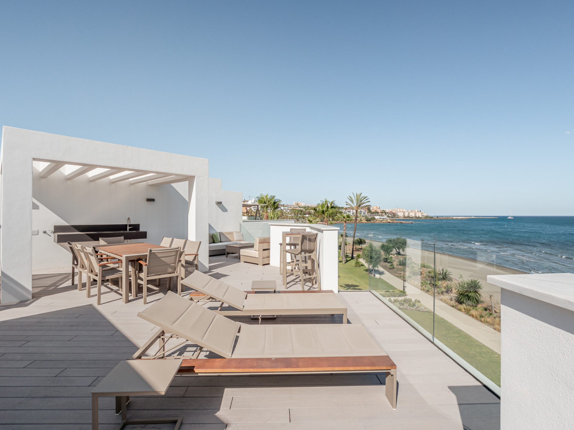 Luxe eerstelijns strandwoning met panoramisch uitzicht in Estepona