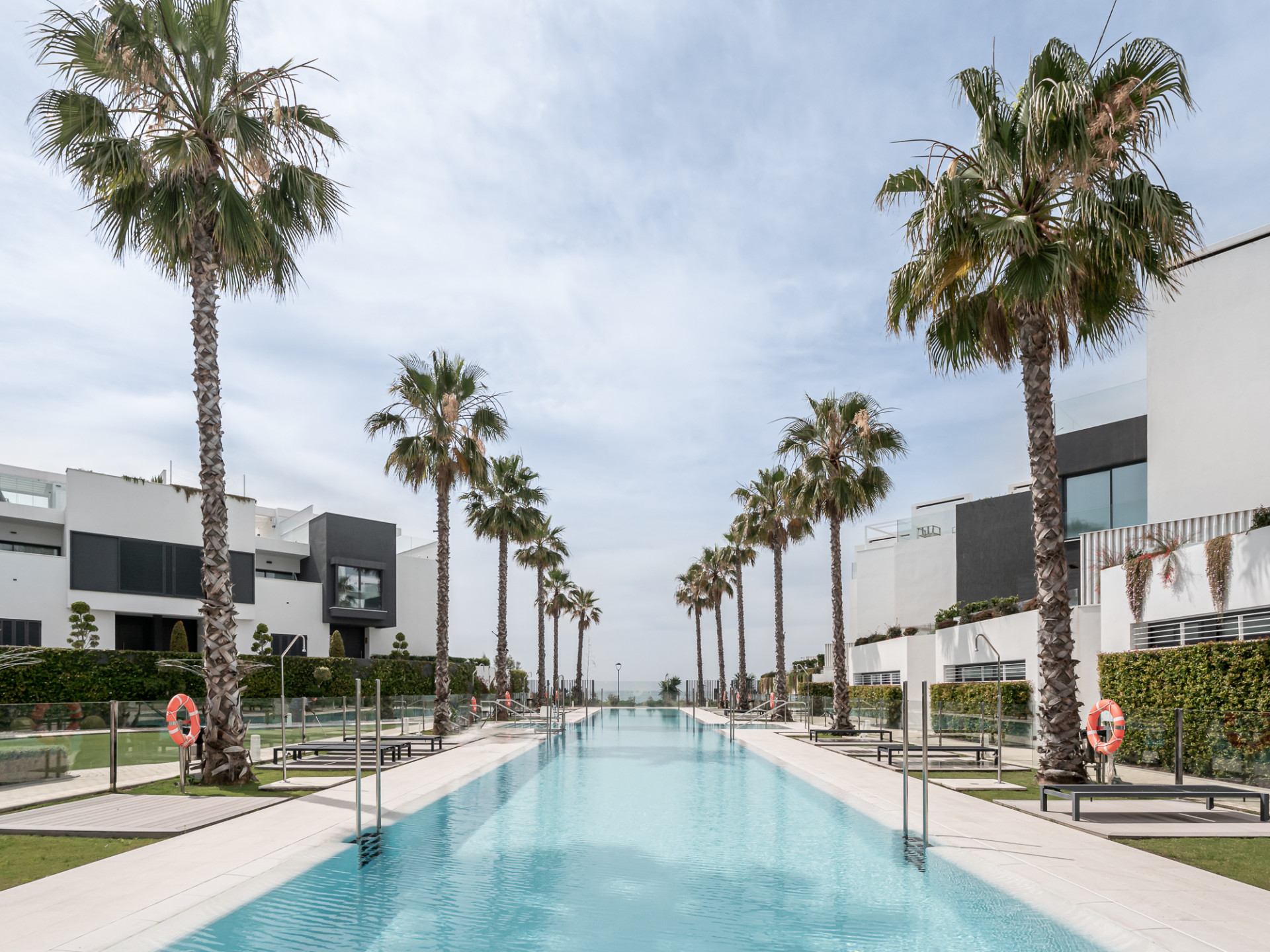 Luxe eerstelijns strandwoning met panoramisch uitzicht in Estepona