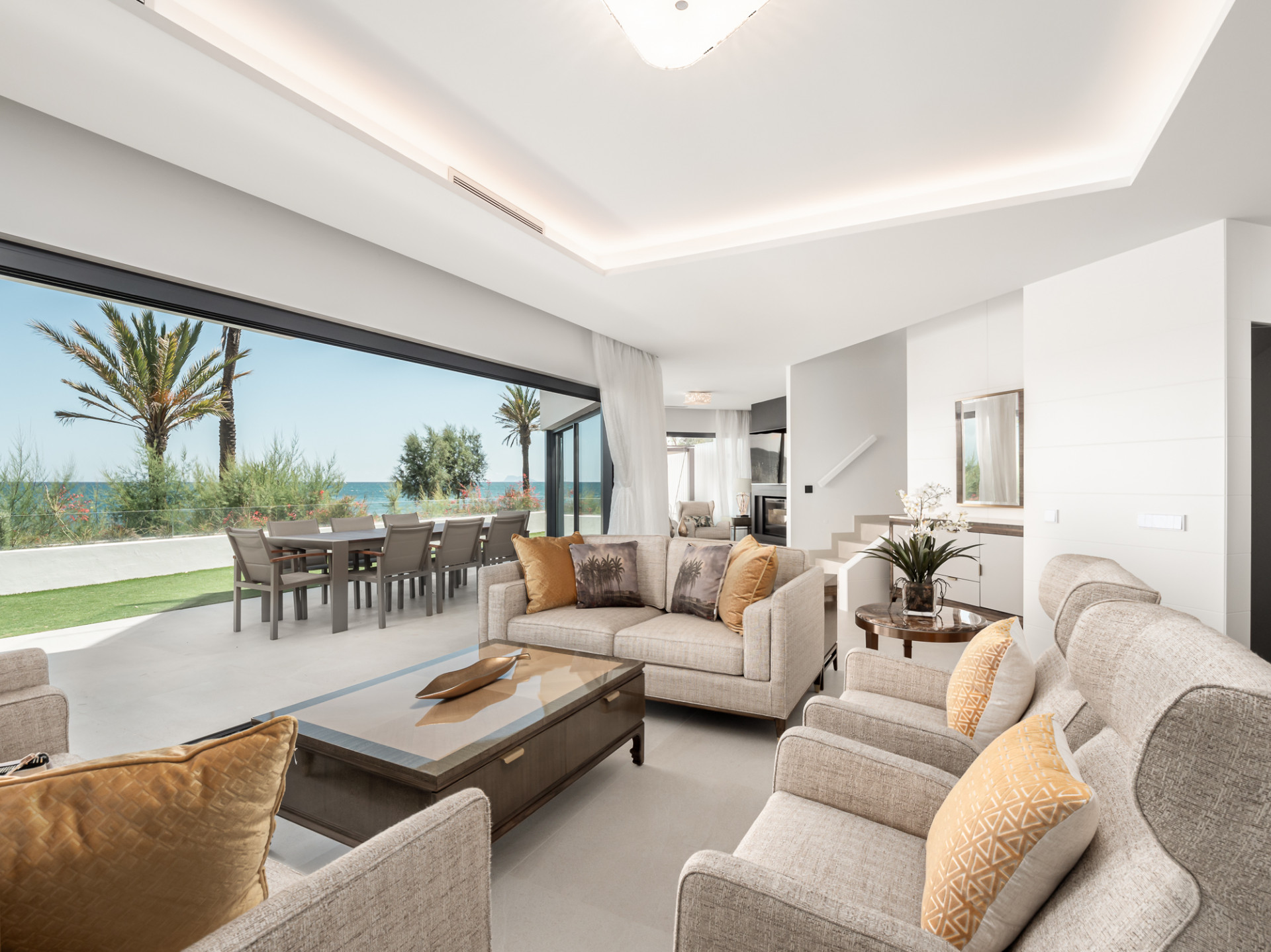 Luxe eerstelijns strandwoning met panoramisch uitzicht in Estepona