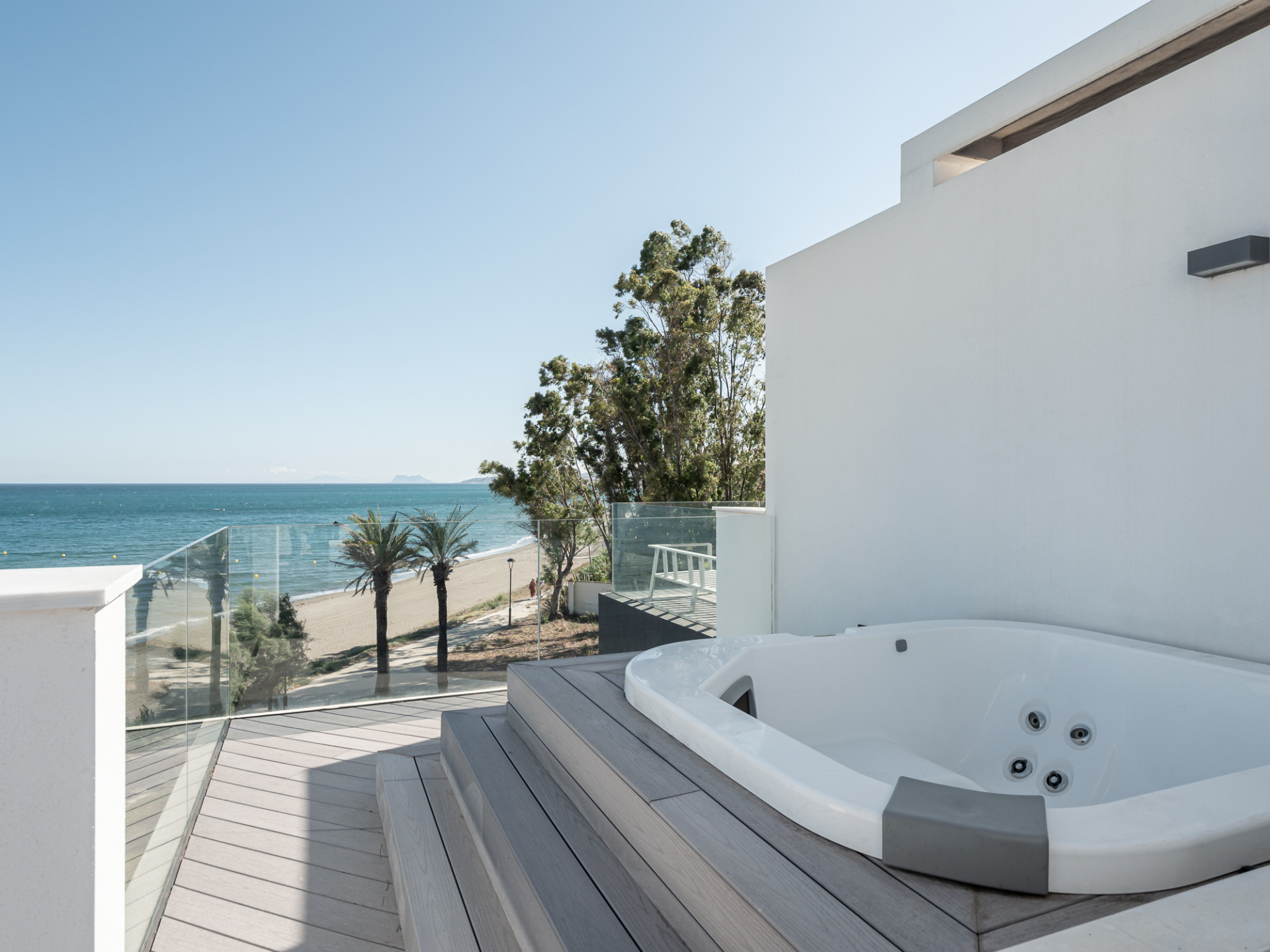 Luxe eerstelijns strandwoning met panoramisch uitzicht in Estepona