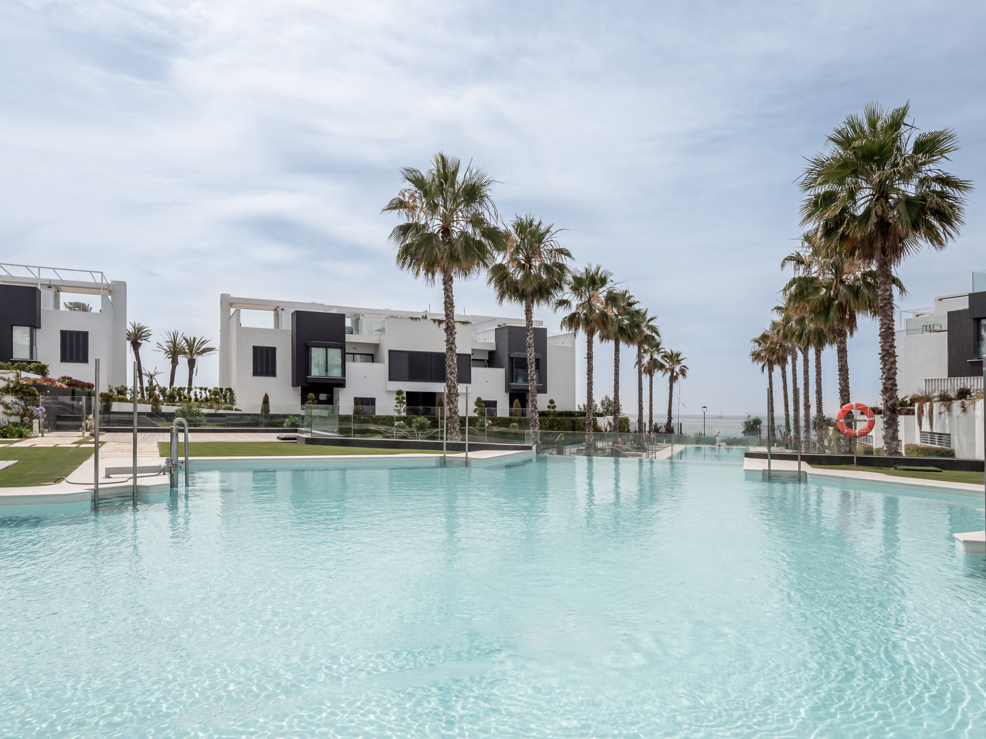 Luxe eerstelijns strandwoning met panoramisch uitzicht in Estepona