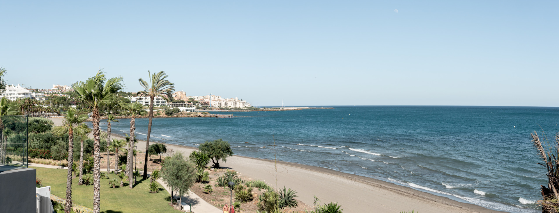 Luxe eerstelijns strandwoning met panoramisch uitzicht in Estepona