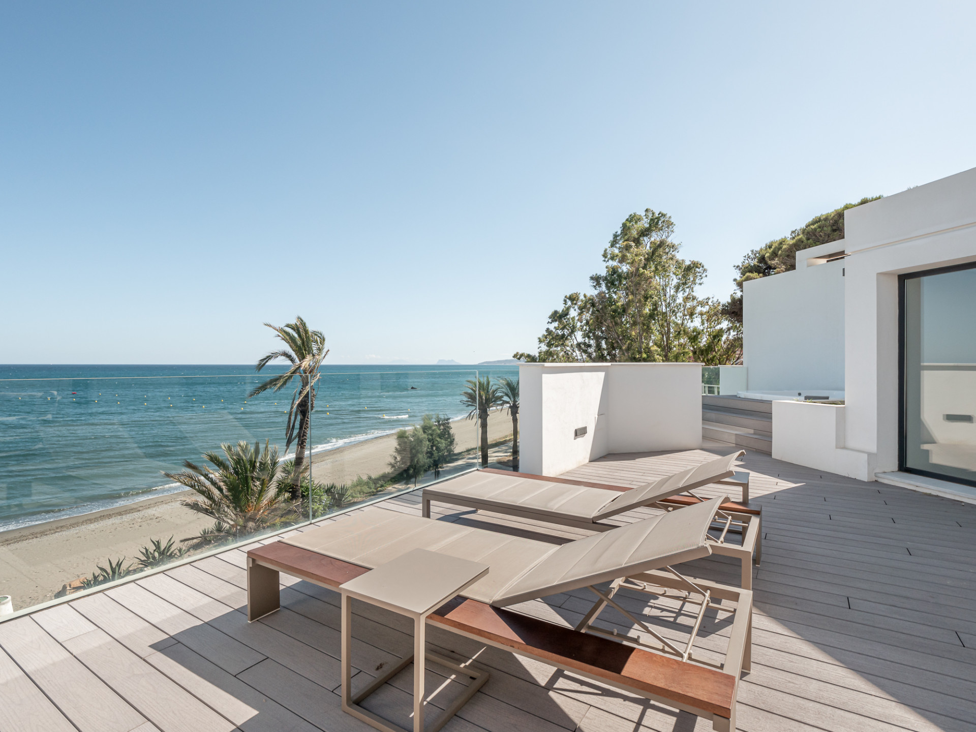 Luxe eerstelijns strandwoning met panoramisch uitzicht in Estepona