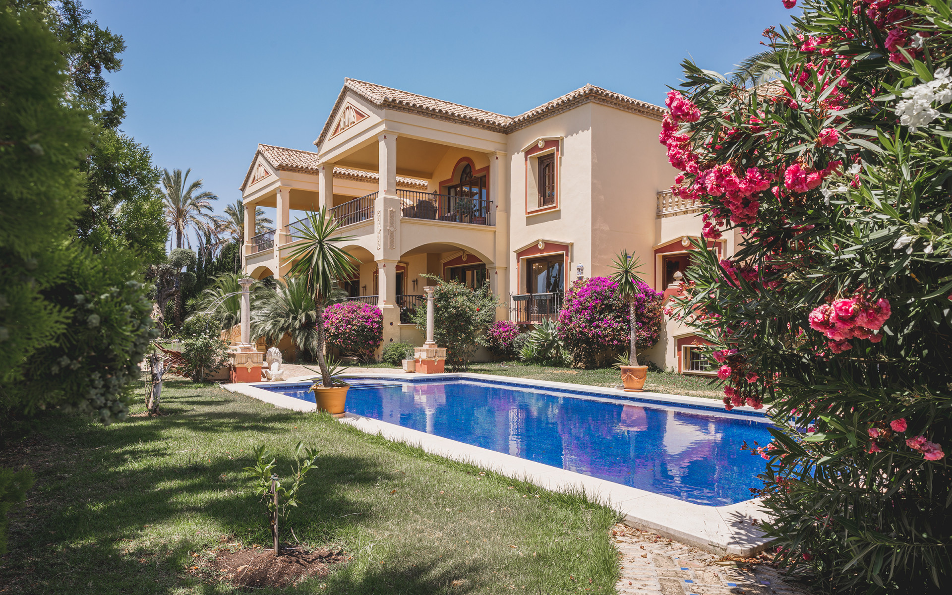 Elegante luxe villa in een van de meest prestigieuze woonwijken aan de Golden Mile van Marbella in Marbella Golden Mile