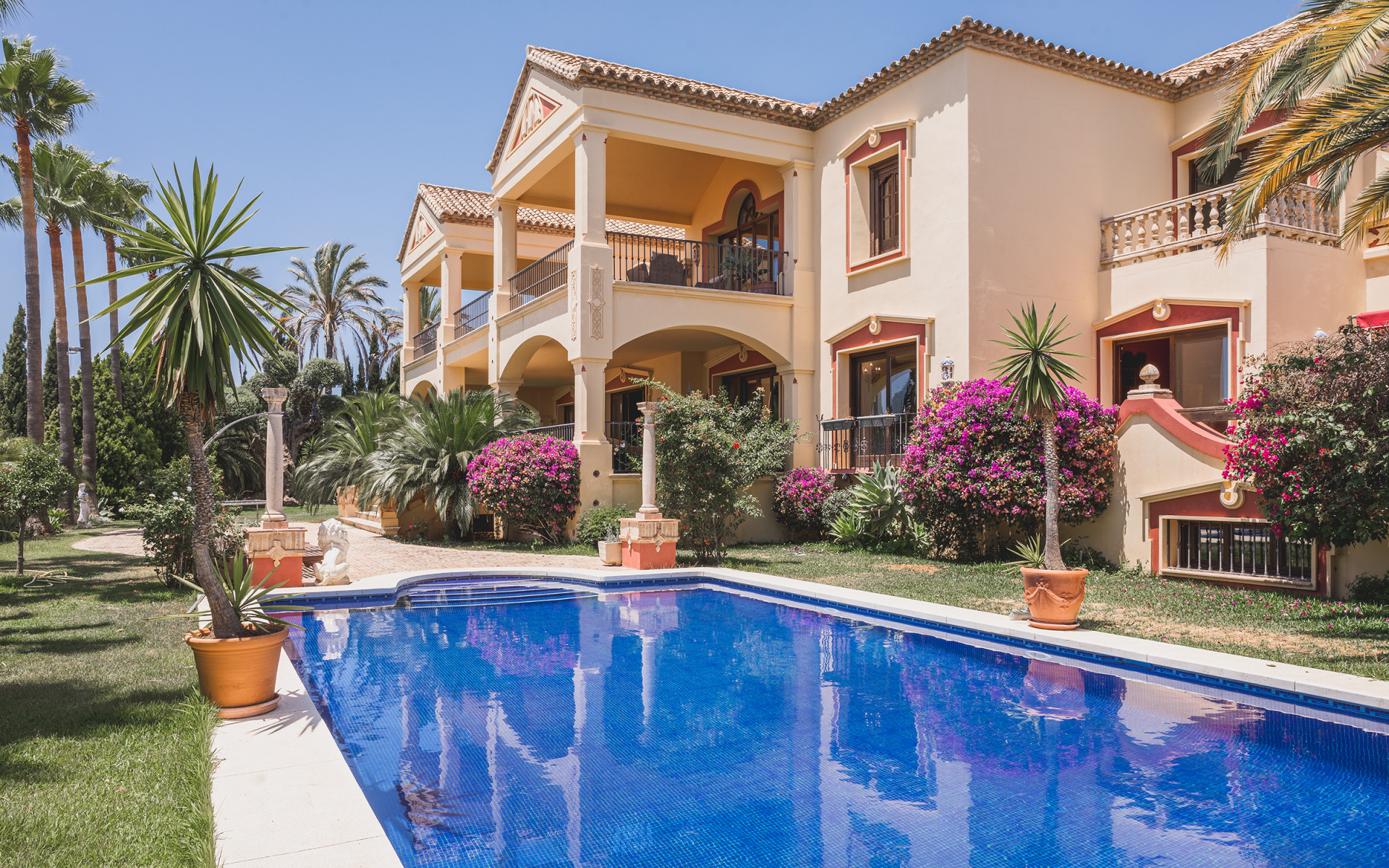 Elégante villa de luxe dans l'un des quartiers résidentiels les plus prestigieux du Golden Mile de Marbella à Marbella Golden Mile