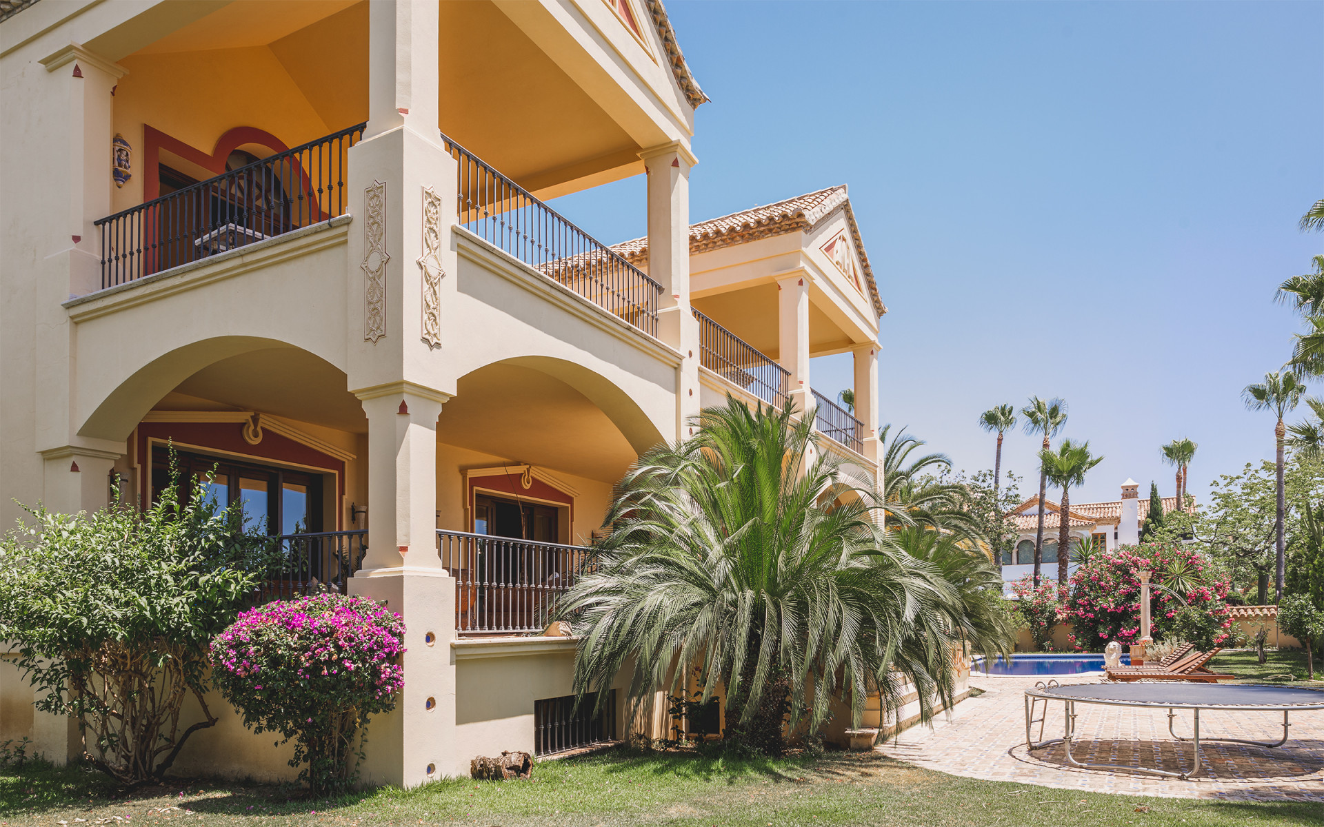 Elégante villa de luxe dans l'un des quartiers résidentiels les plus prestigieux du Golden Mile de Marbella à Marbella Golden Mile