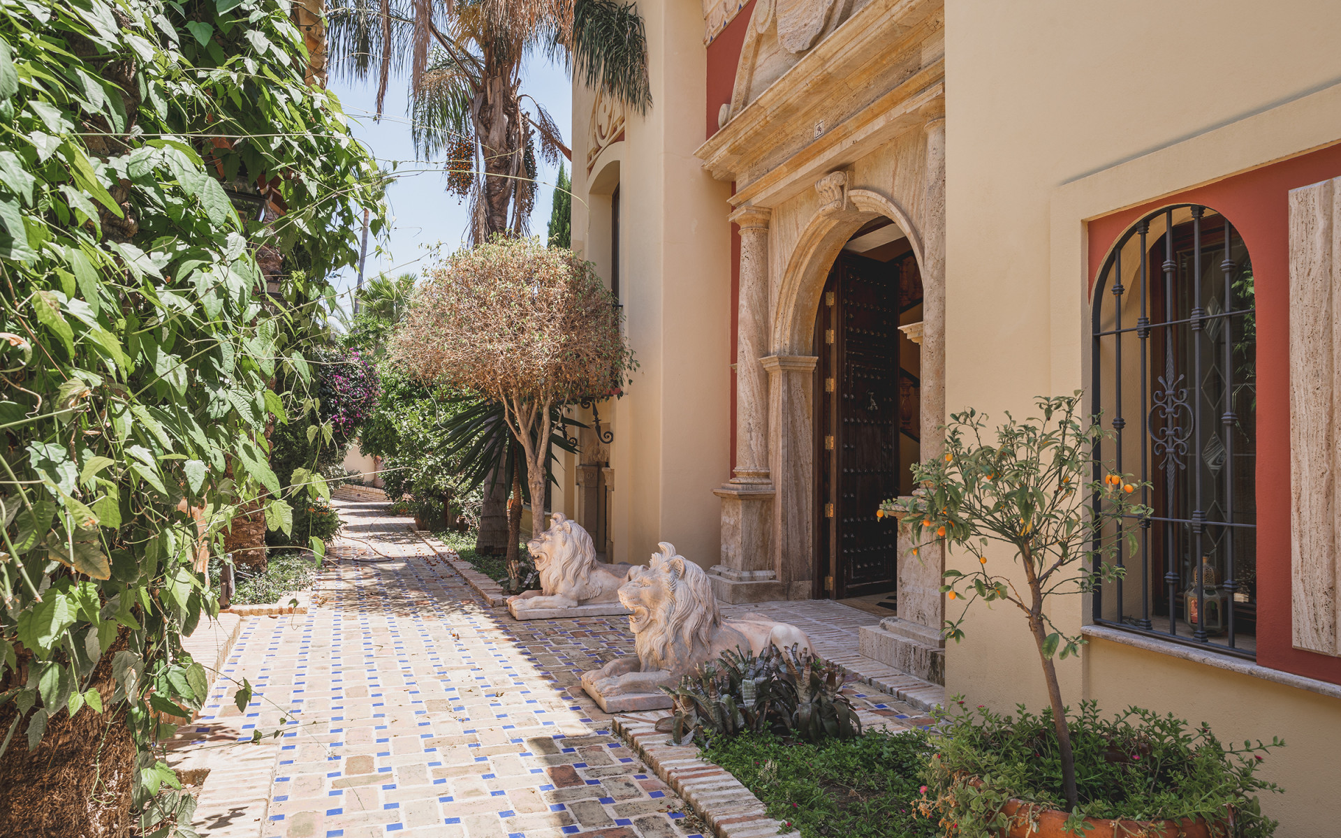 Elégante villa de luxe dans l'un des quartiers résidentiels les plus prestigieux du Golden Mile de Marbella à Marbella Golden Mile