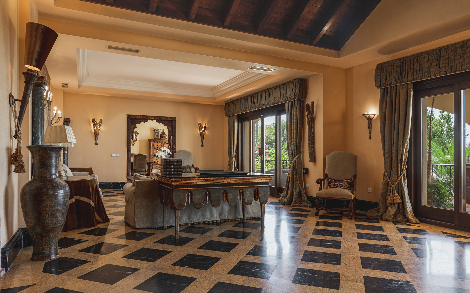 Elegante luxe villa in een van de meest prestigieuze woonwijken aan de Golden Mile van Marbella in Marbella Golden Mile