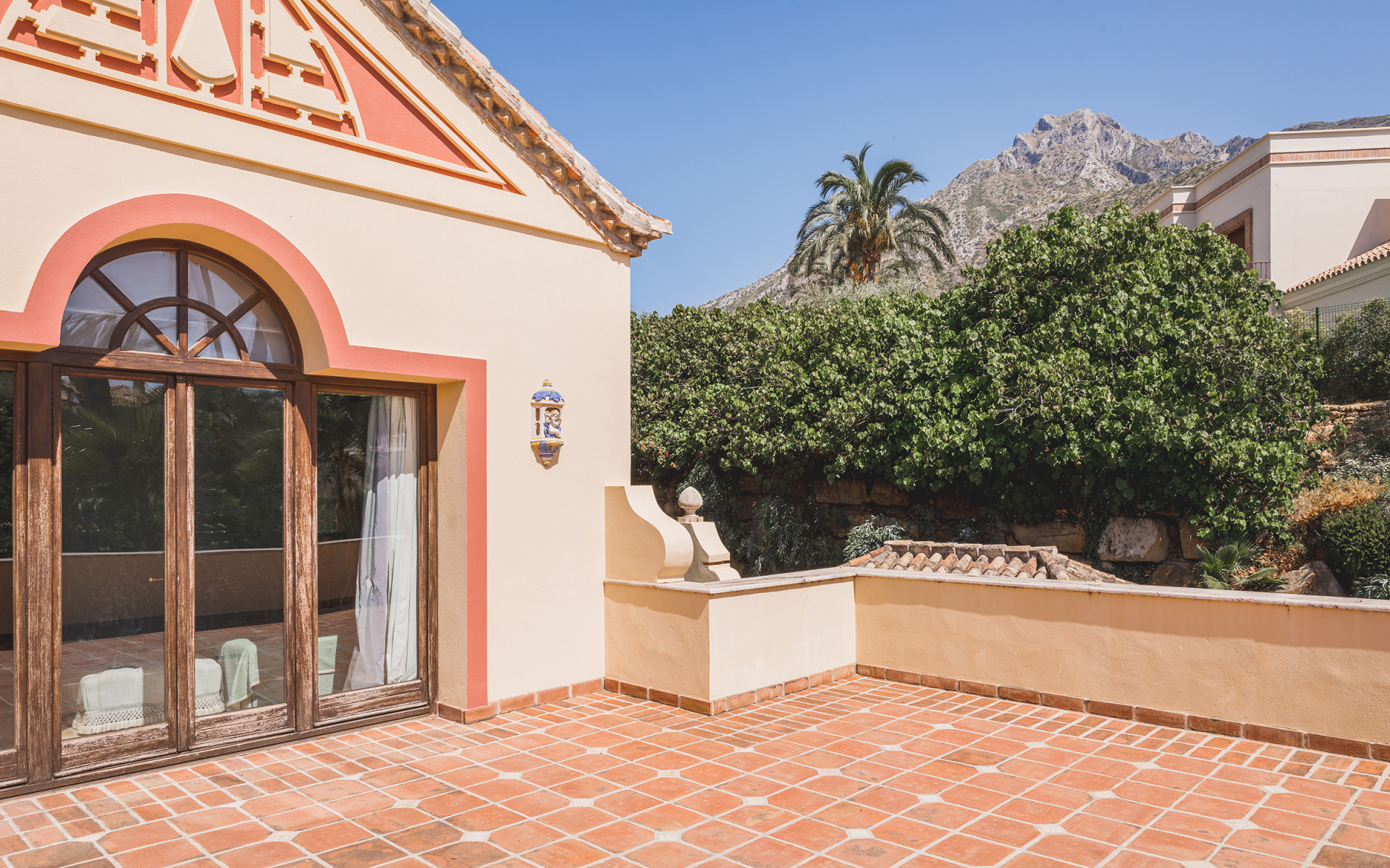 Elegant luxury villa in one of the most prestigious residential areas on Marbella’s Golden Mile in Marbella Golden Mile