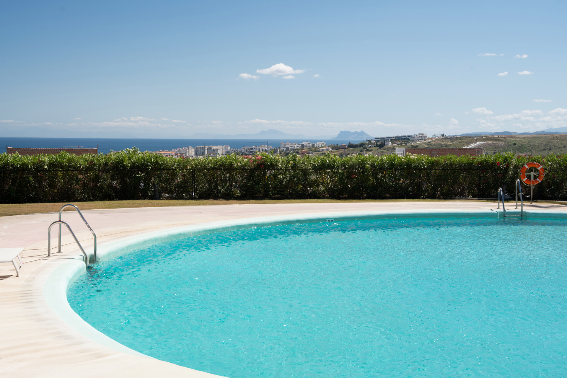 Lujoso Ático con Vistas Panorámicas en Estepona