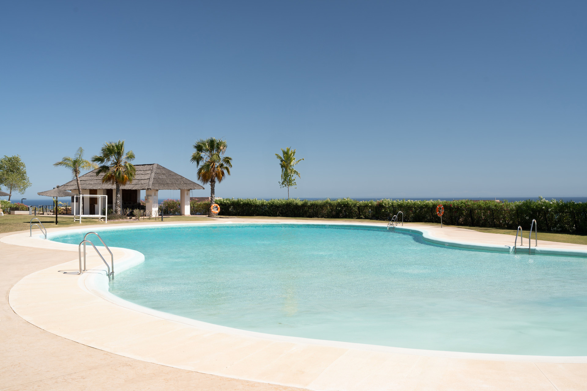 Lujoso Ático con Vistas Panorámicas en Estepona