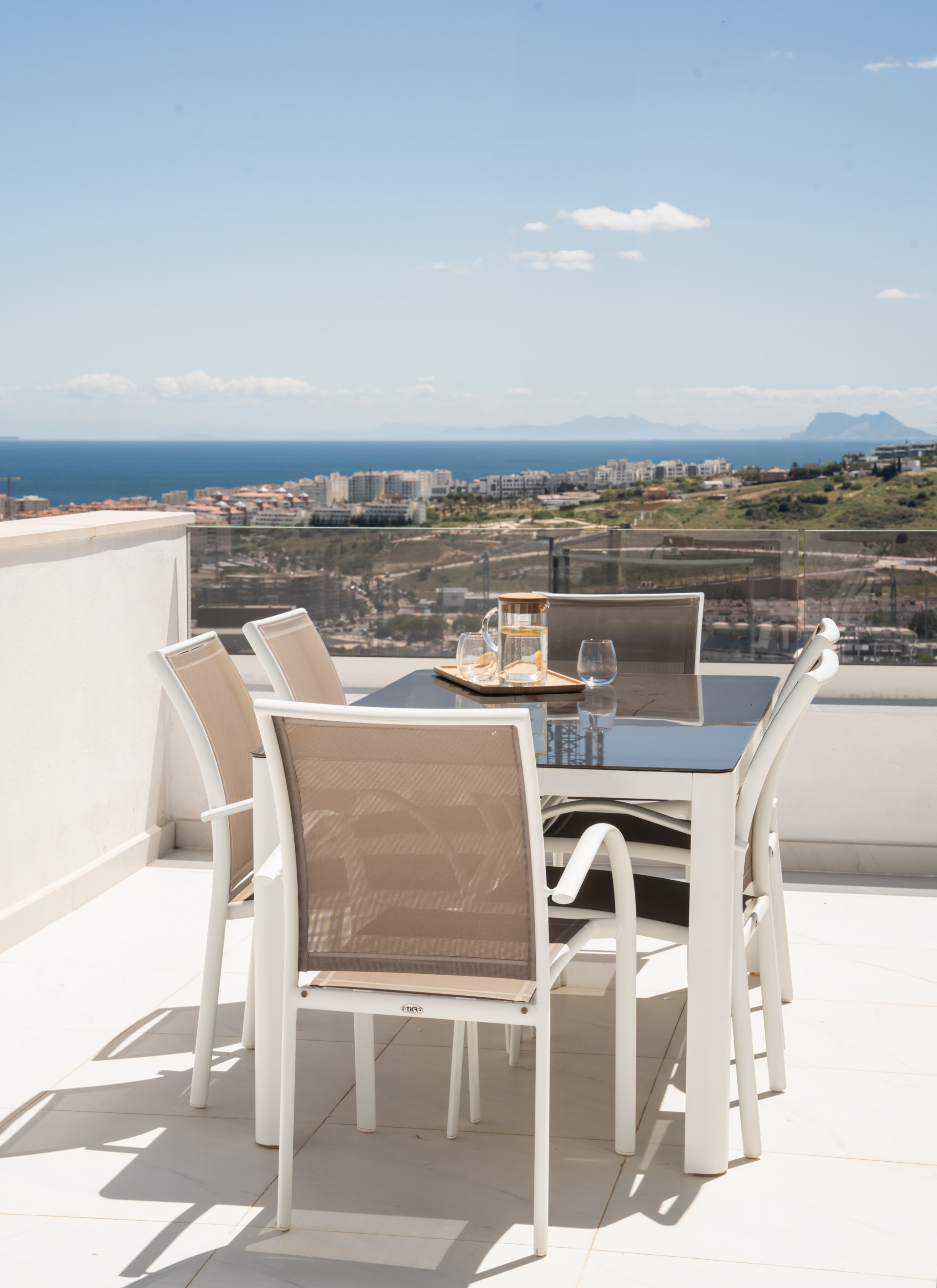 Lujoso Ático con Vistas Panorámicas en Estepona