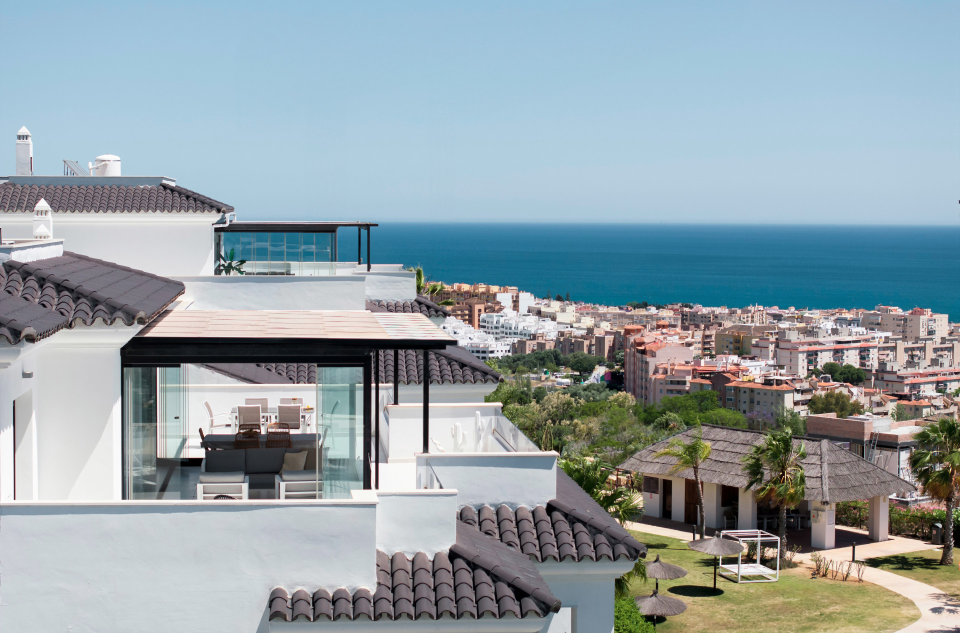 Lujoso Ático con Vistas Panorámicas en Estepona