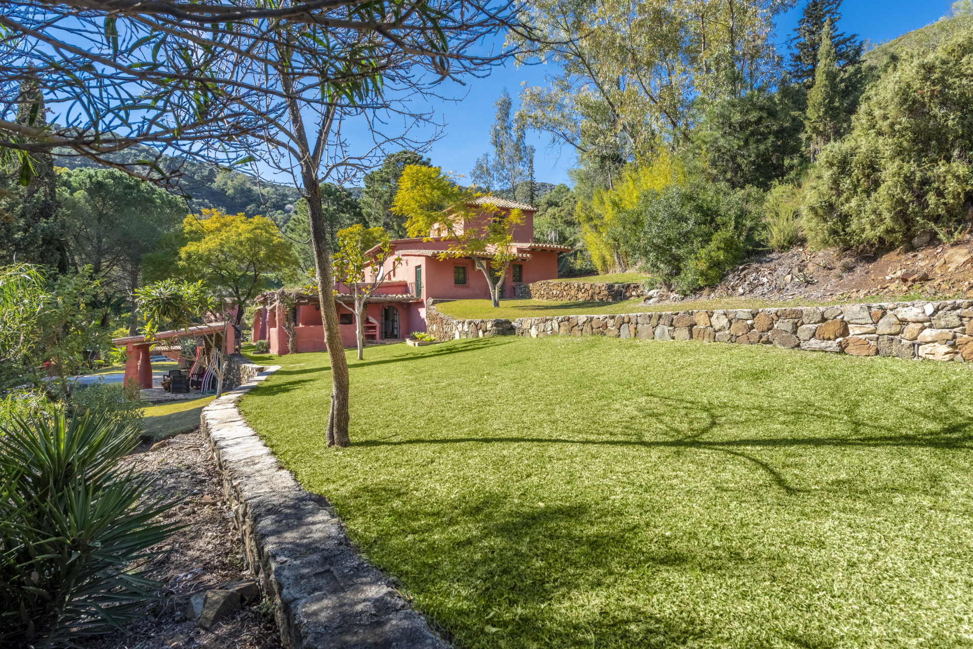 Two villas ons a large plot in Benahavis in Benahavis