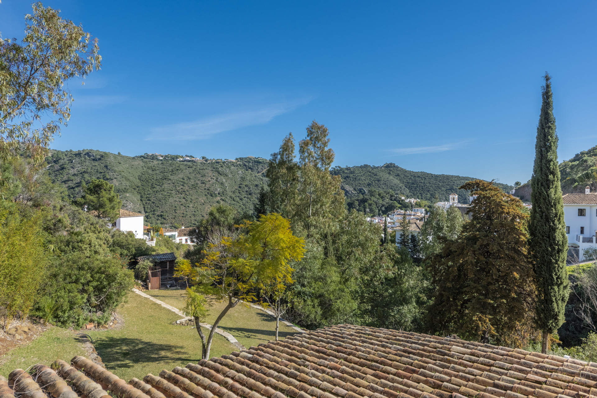 Two villas ons a large plot in Benahavis in Benahavis