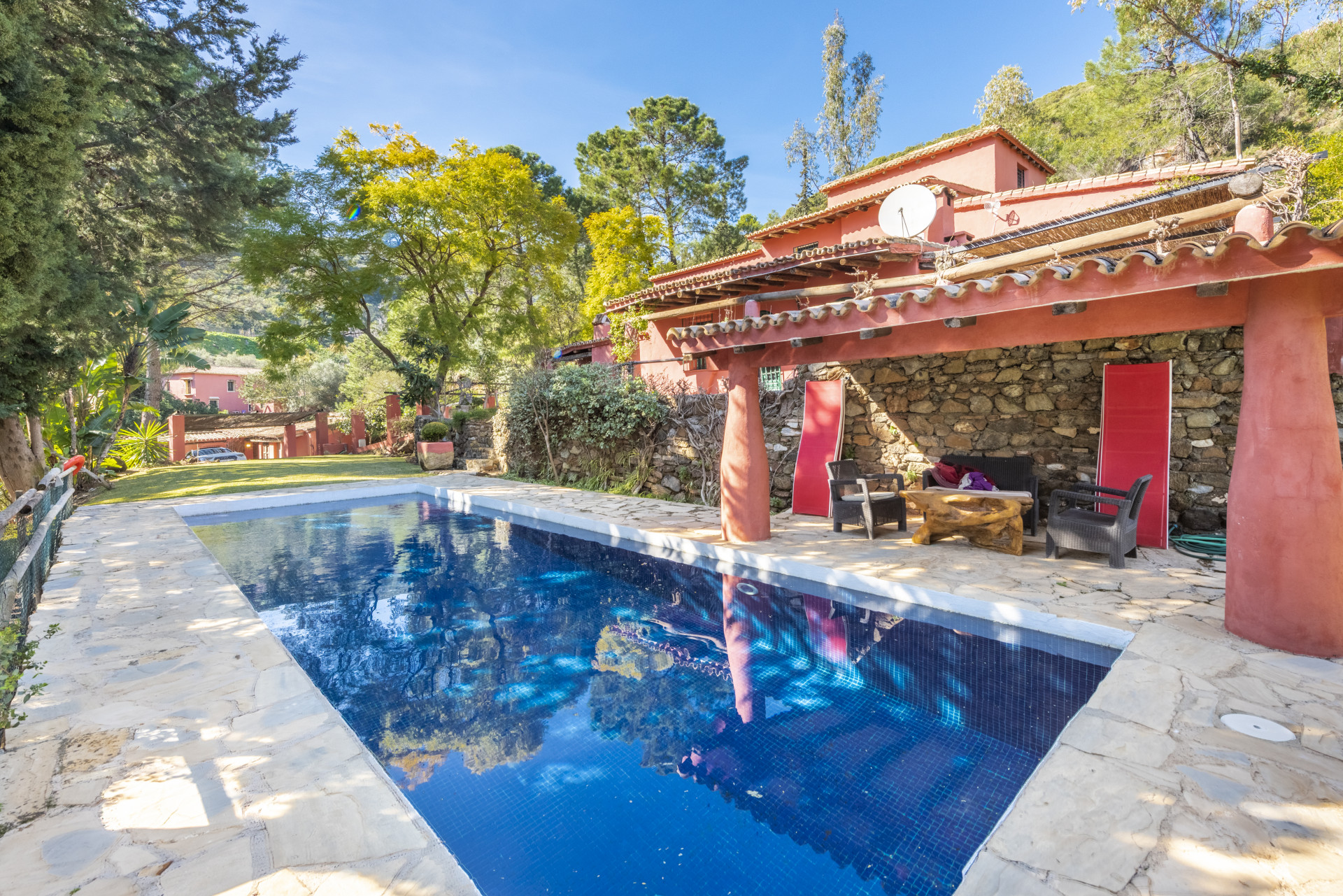 Twee villa's op een groot perceel in Benahavis in Benahavis