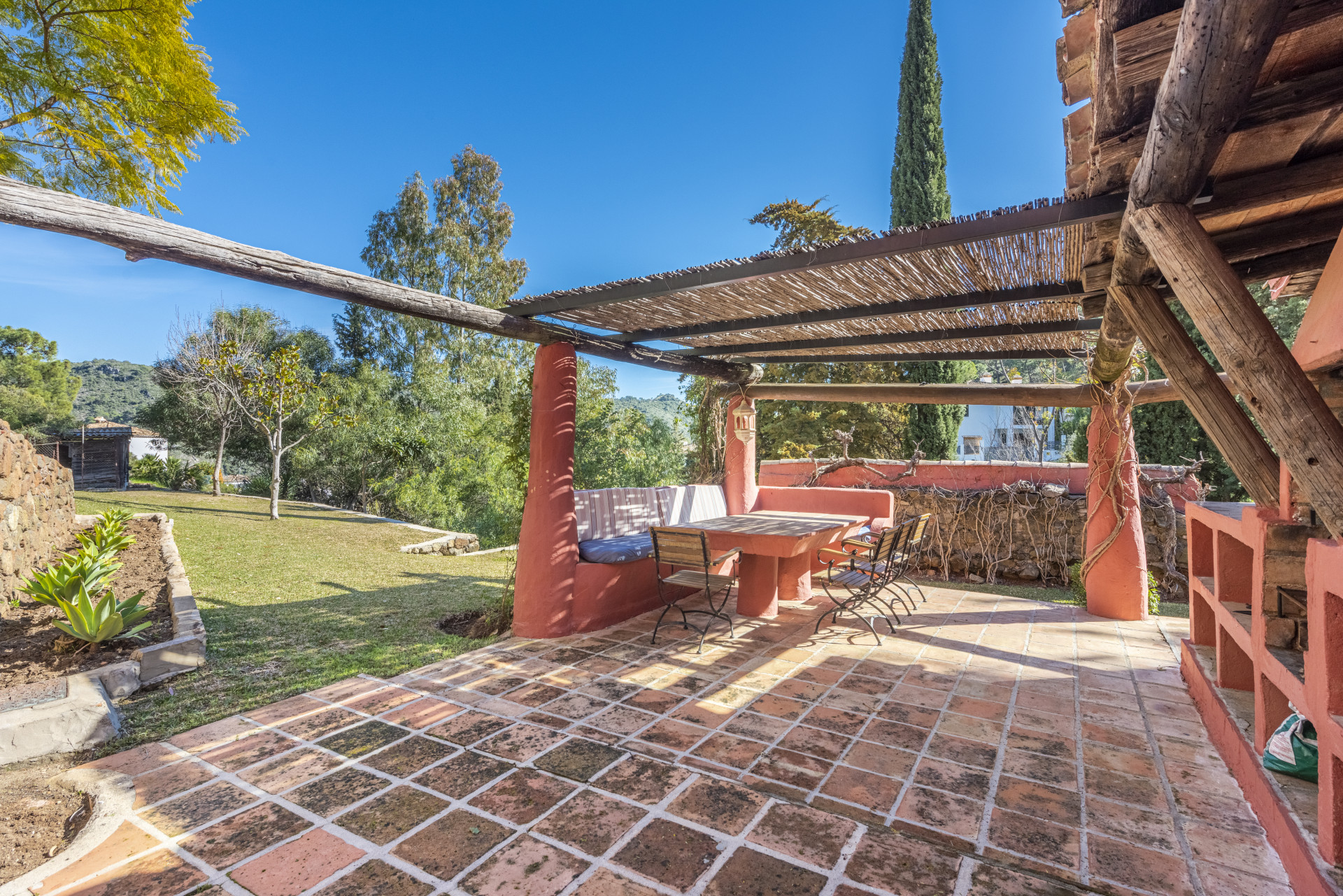 Two villas ons a large plot in Benahavis in Benahavis