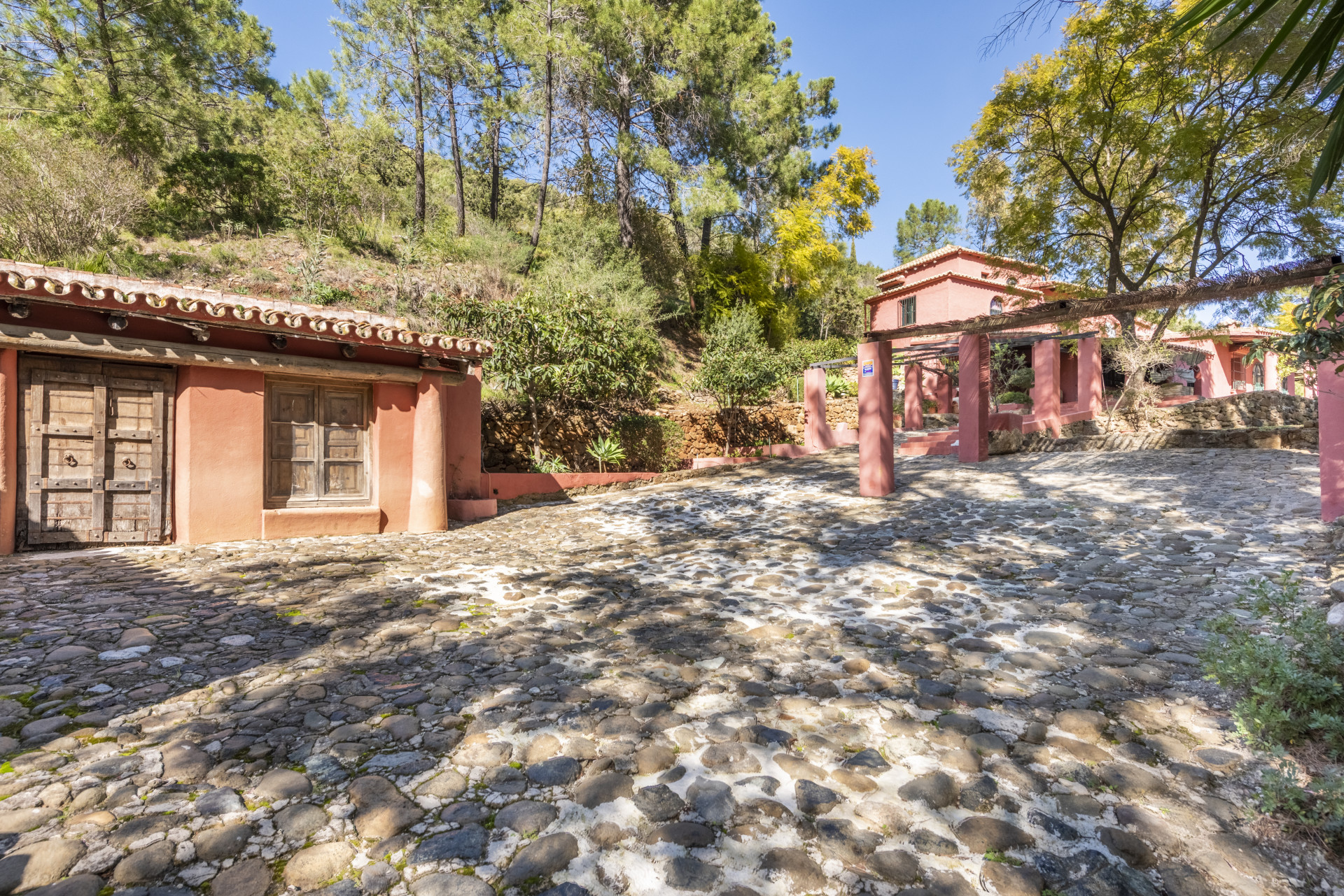 Two villas ons a large plot in Benahavis in Benahavis