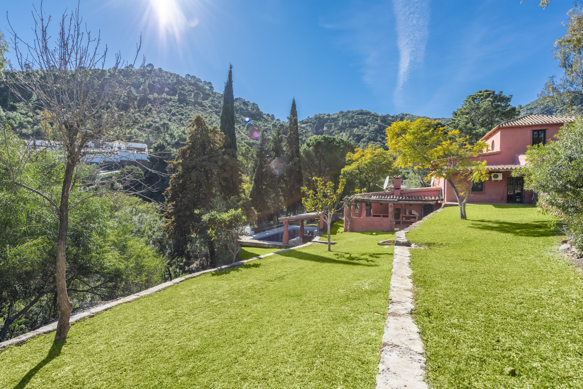 Two villas ons a large plot in Benahavis in Benahavis