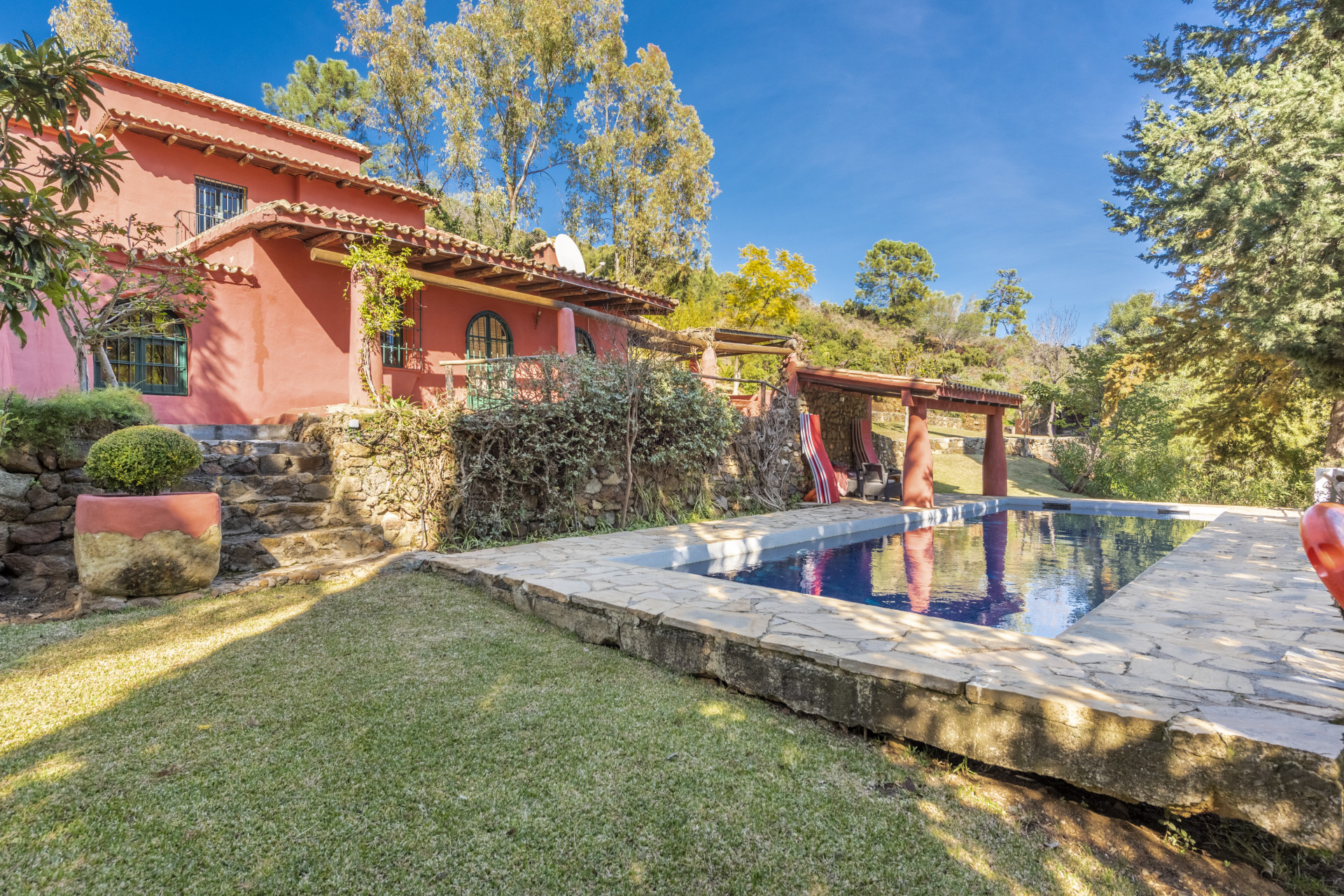 Twee villa's op een groot perceel in Benahavis in Benahavis