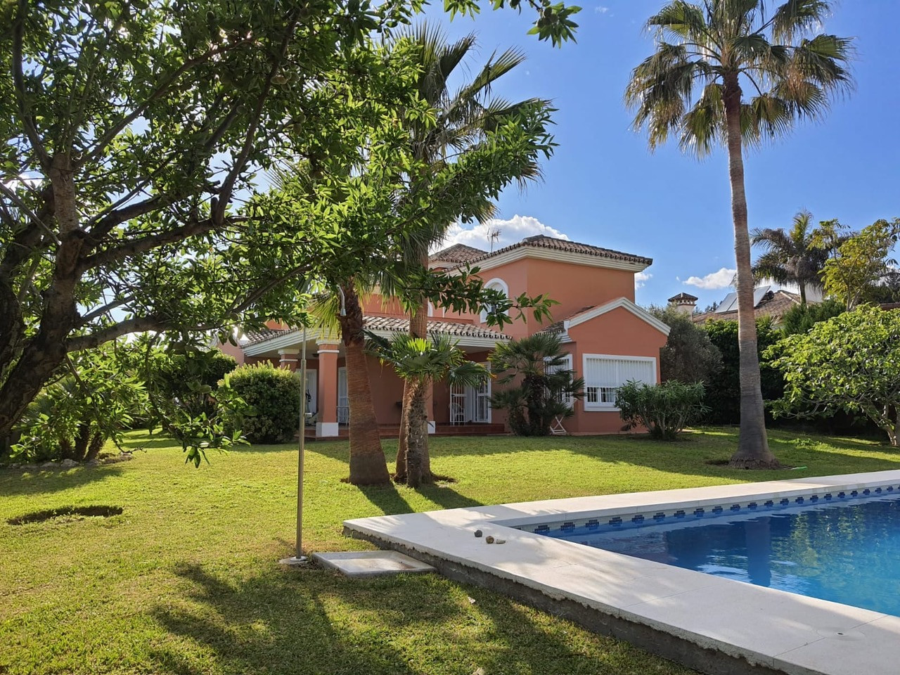 Spacieuse, belle villa de 4 chambres et 4 salles de bains sur un grand terrain à Estepona. à Estepona