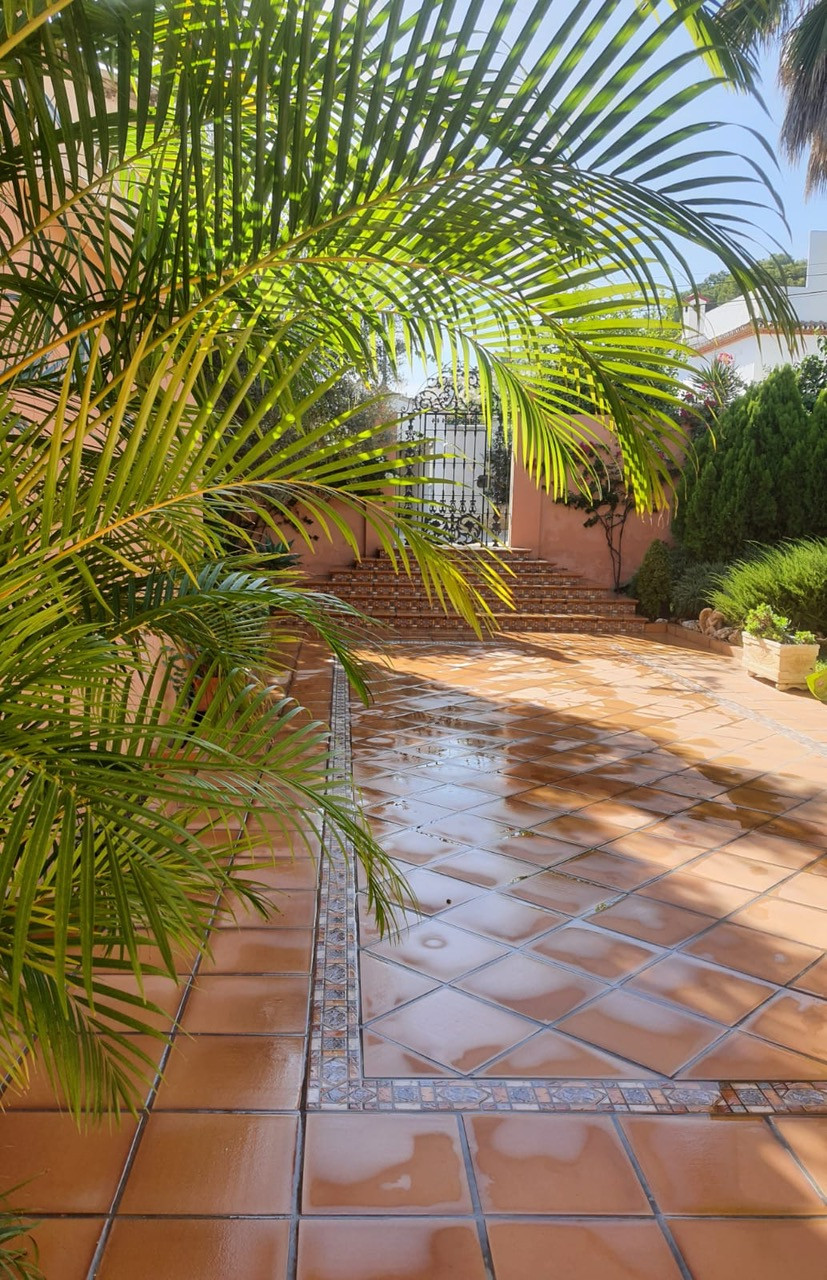 Espaciosa y preciosa villa de 4 dormitorios y 4 baños en una gran parcela en Estepona. en Estepona