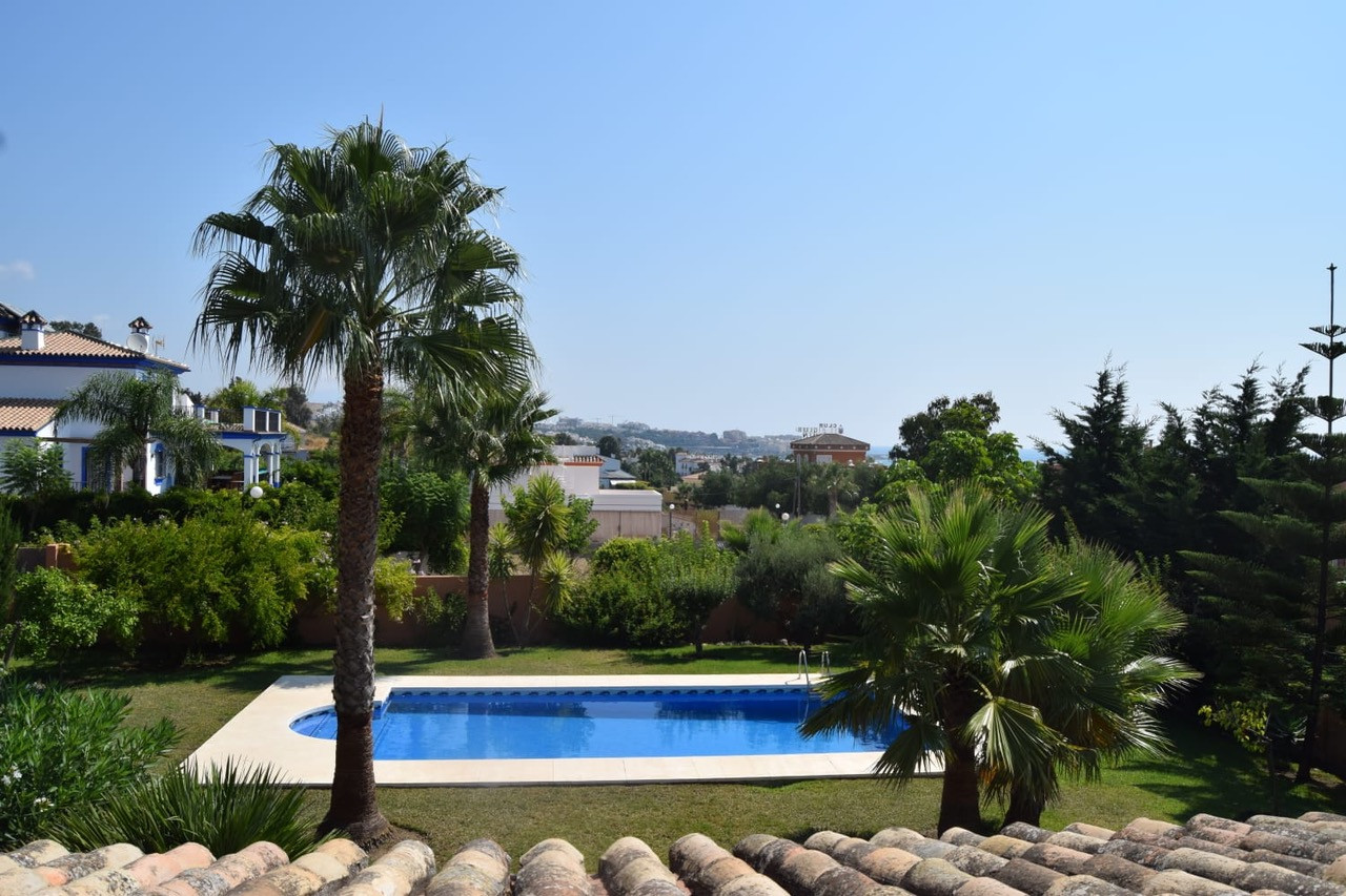 Spacieuse, belle villa de 4 chambres et 4 salles de bains sur un grand terrain à Estepona. à Estepona