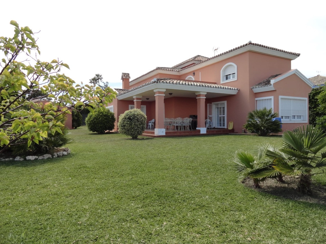 Espaciosa y preciosa villa de 4 dormitorios y 4 baños en una gran parcela en Estepona. en Estepona