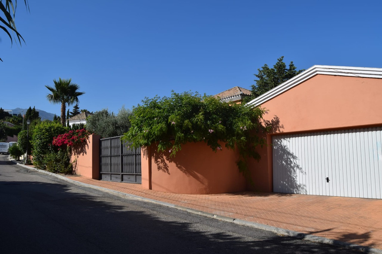 Espaciosa y preciosa villa de 4 dormitorios y 4 baños en una gran parcela en Estepona. en Estepona