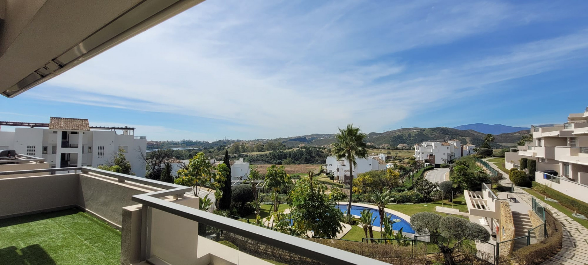 Immaculate 3 bedroom apartment with panoramic views in a prestigious golf area in Benahavis