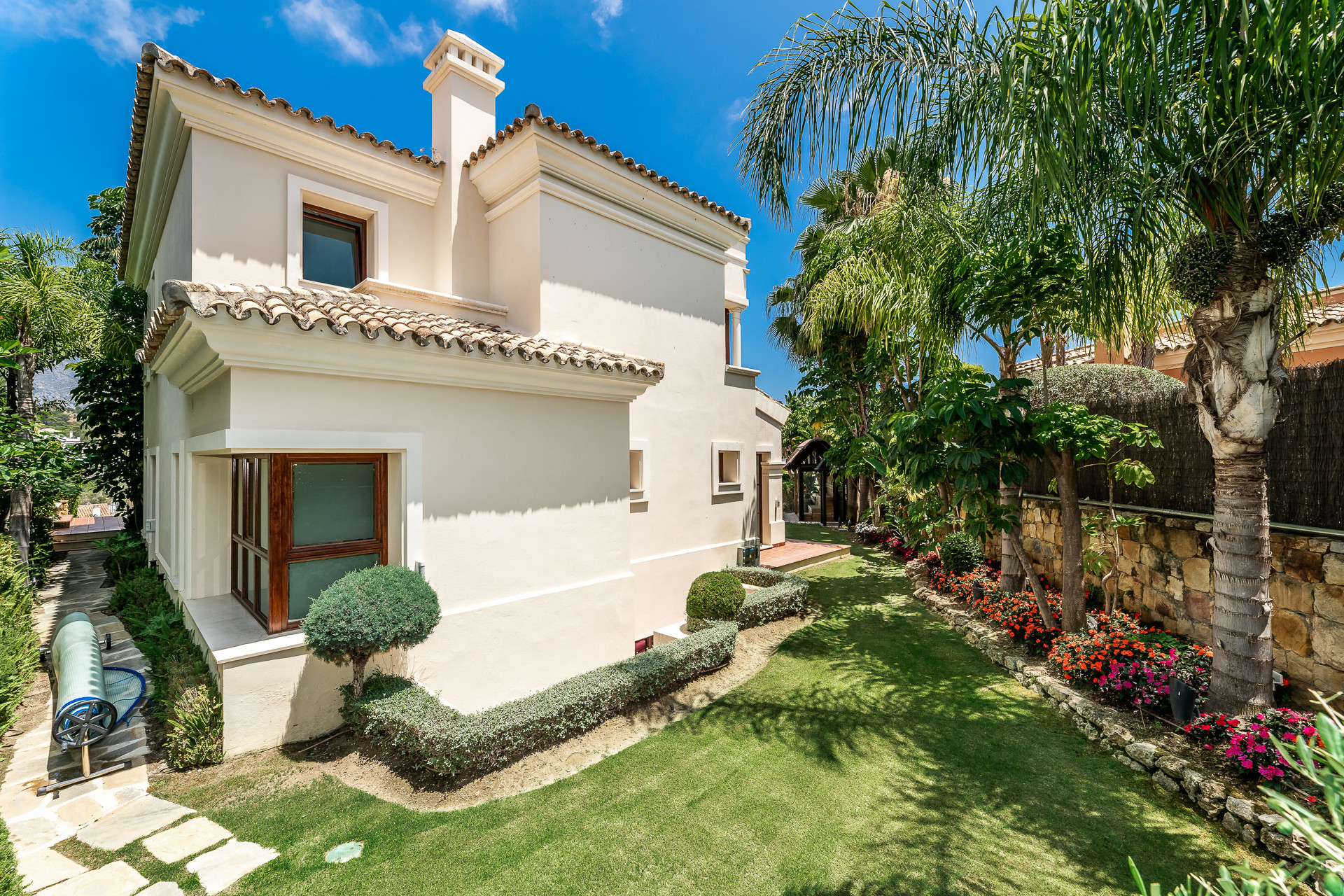 Exquisite Andalusian-style villa distributed on three levels in the heart of Nueva Andalucía in Nueva Andalucia