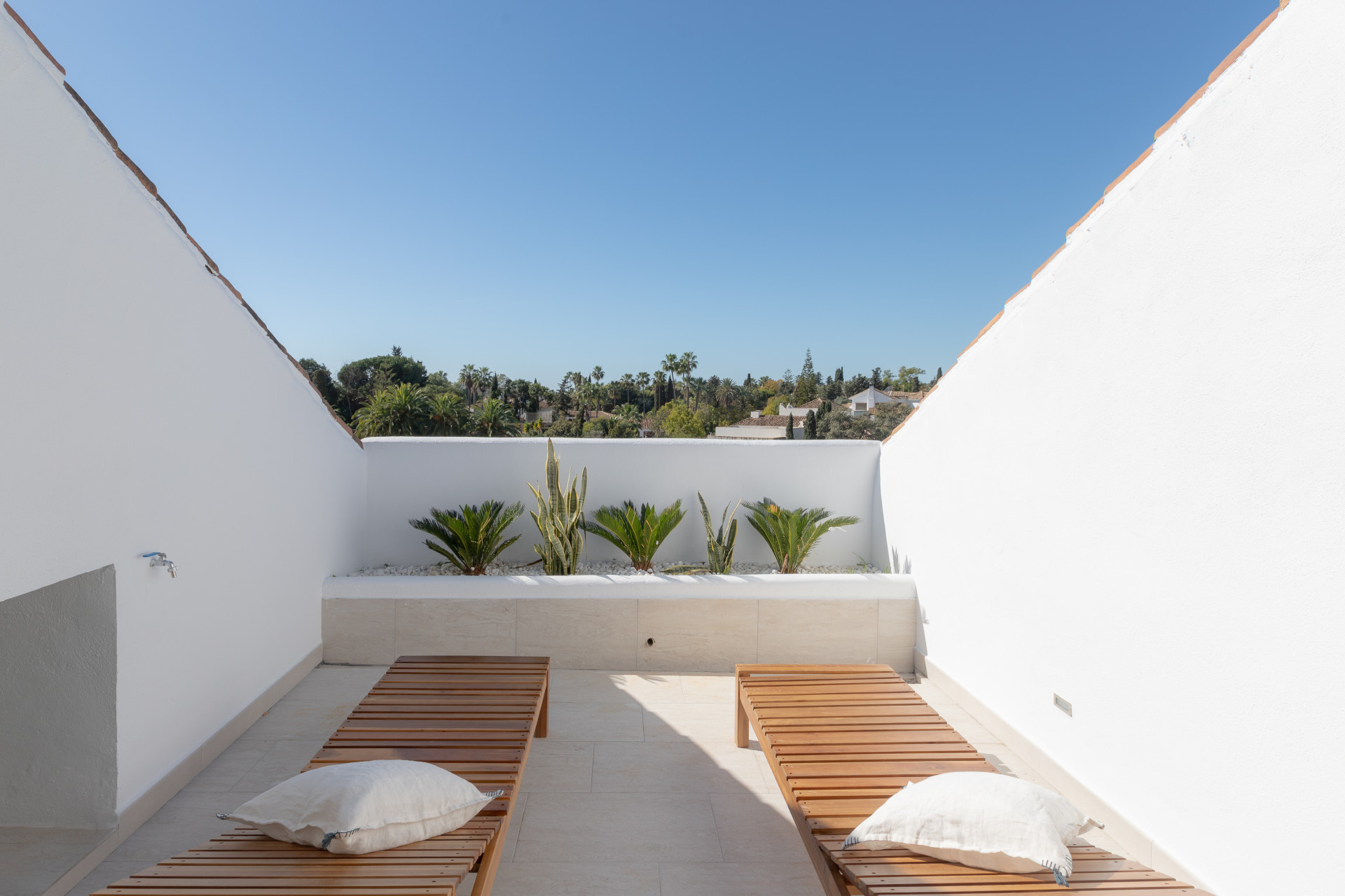 luxurious renovated 4 bedroom duplex penthouse, in the area of Guadalmina Baja. in San Pedro de Alcantara