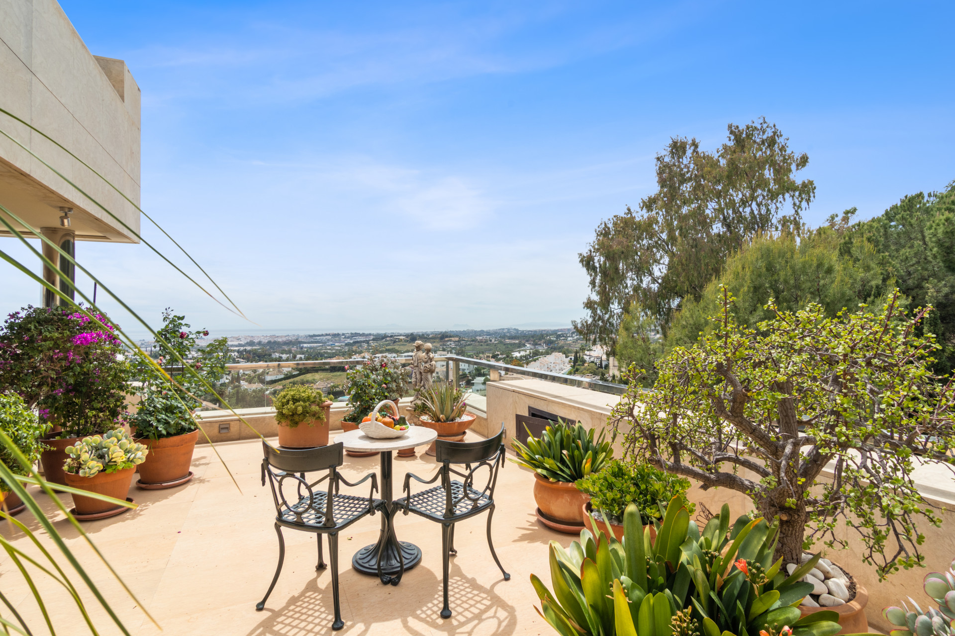 Penthouse exquis de cinq chambres à coucher en duplex situé à Los Arrayanes à Marbella. à Nueva Andalucia