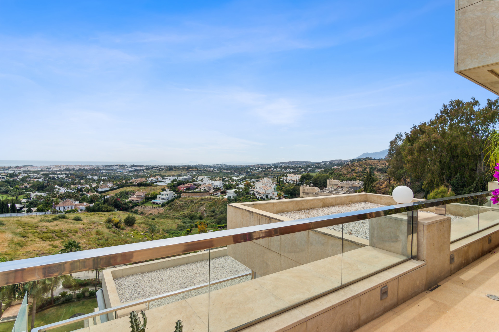 Penthouse exquis de cinq chambres à coucher en duplex situé à Los Arrayanes à Marbella. à Nueva Andalucia