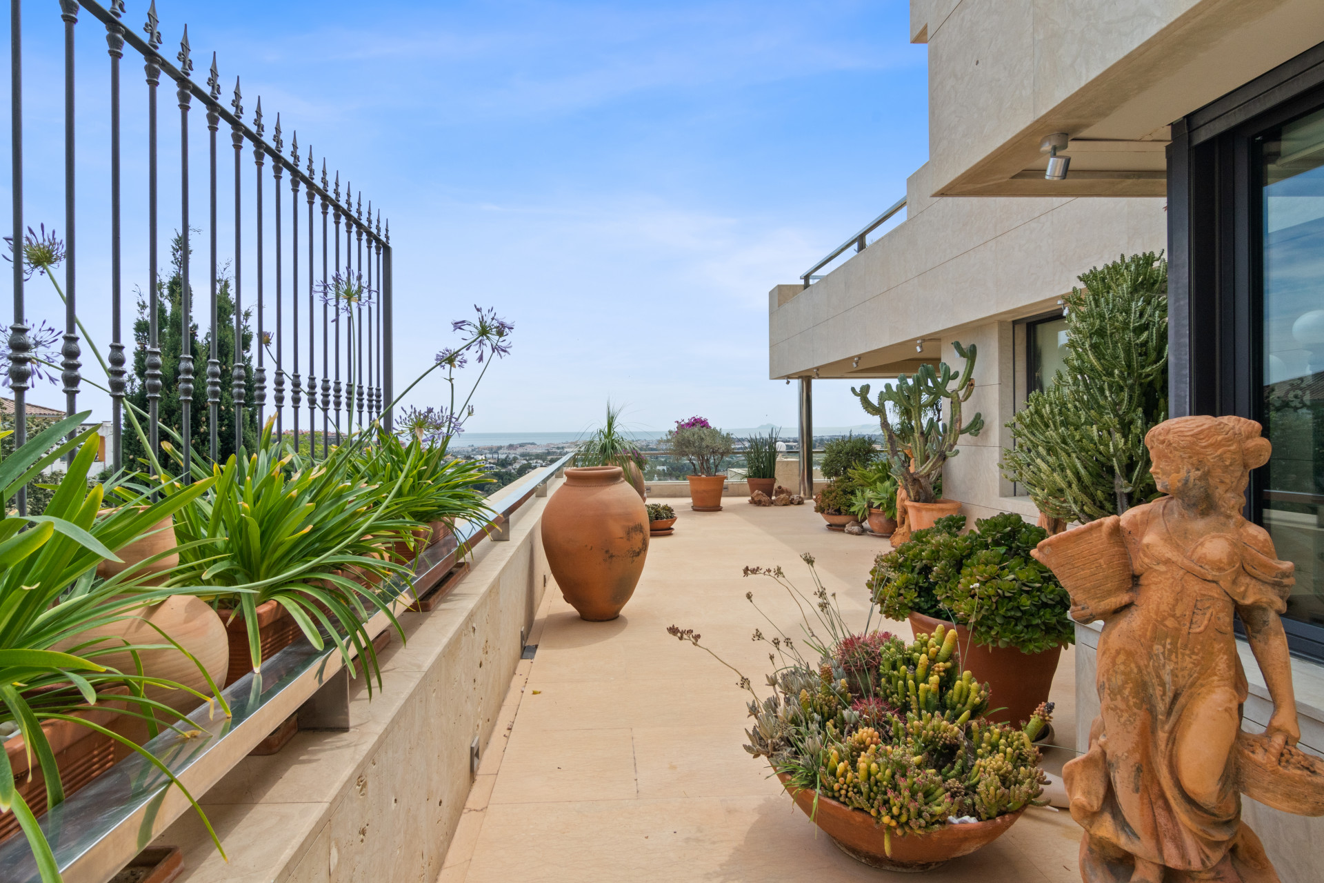 Penthouse exquis de cinq chambres à coucher en duplex situé à Los Arrayanes à Marbella. à Nueva Andalucia