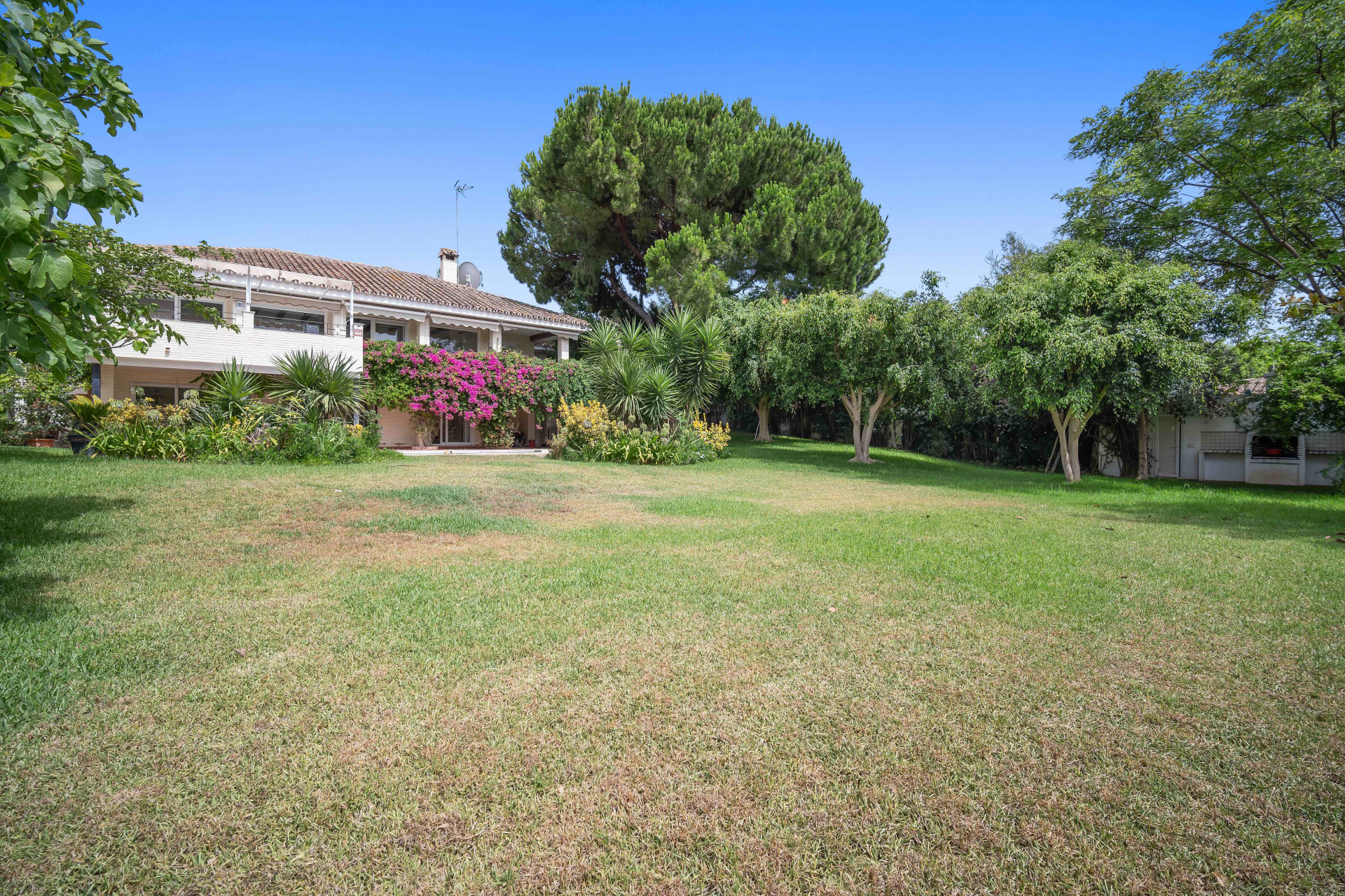 Villa op een dubbel plot, vier slaapkamers, drie badkamers, Guadalmina Alta in San Pedro de Alcantara