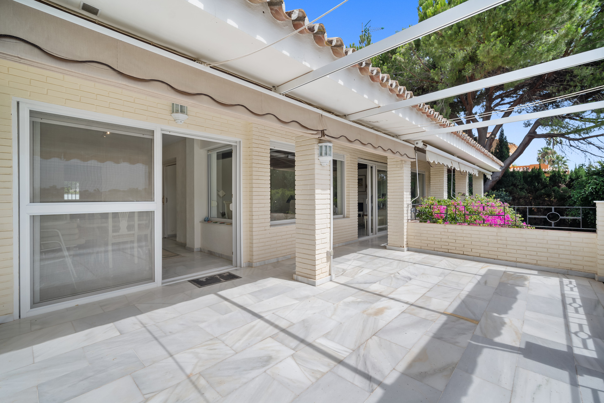 Villa op een dubbel plot, vier slaapkamers, drie badkamers, Guadalmina Alta in San Pedro de Alcantara