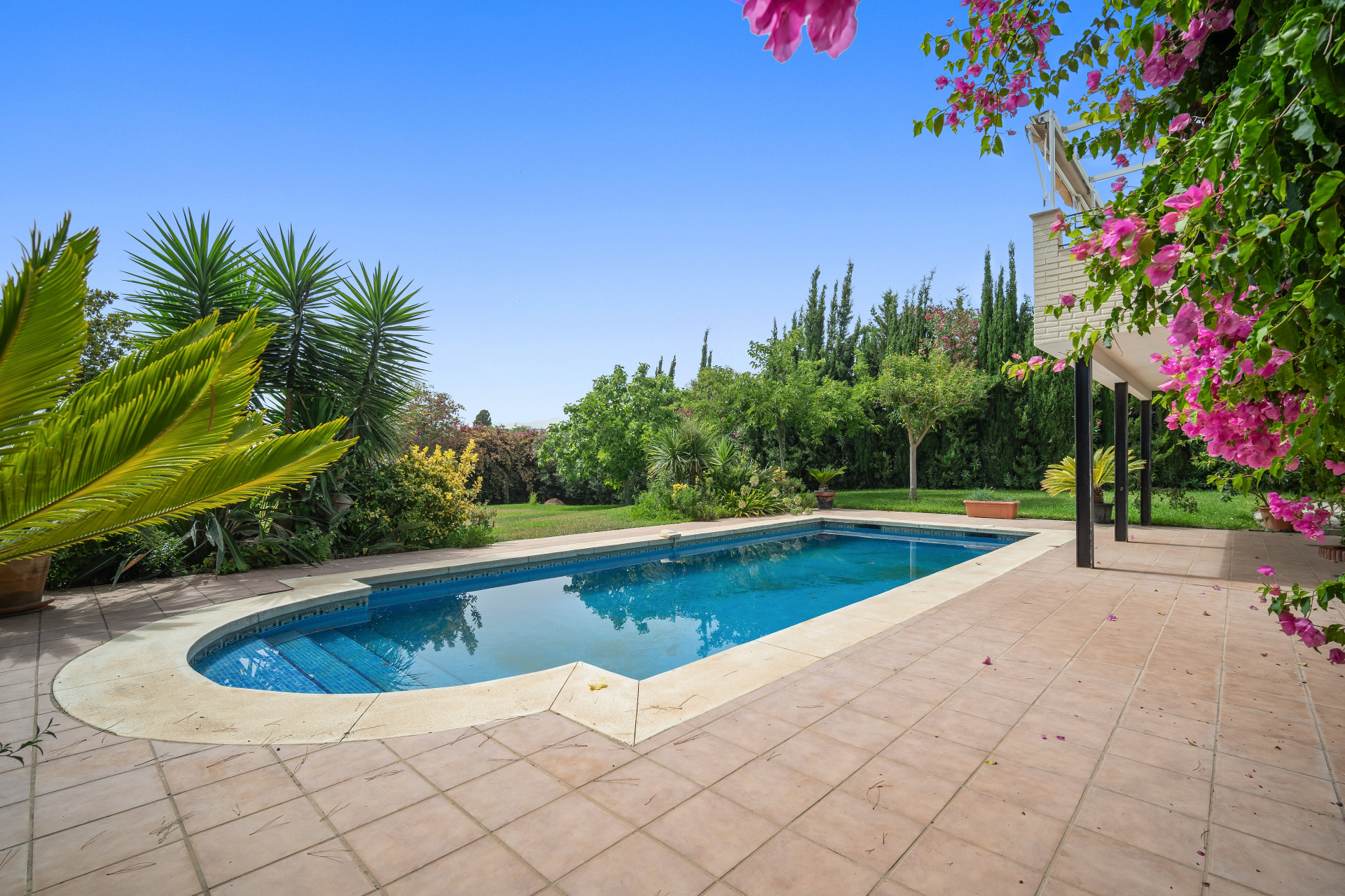 Villa op een dubbel plot, vier slaapkamers, drie badkamers, Guadalmina Alta in San Pedro de Alcantara