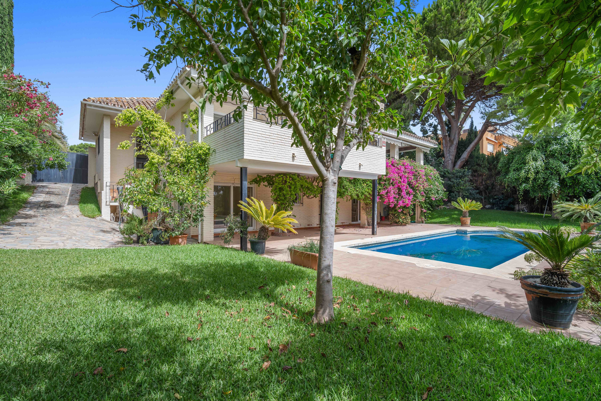 Villa op een dubbel plot, vier slaapkamers, drie badkamers, Guadalmina Alta in San Pedro de Alcantara