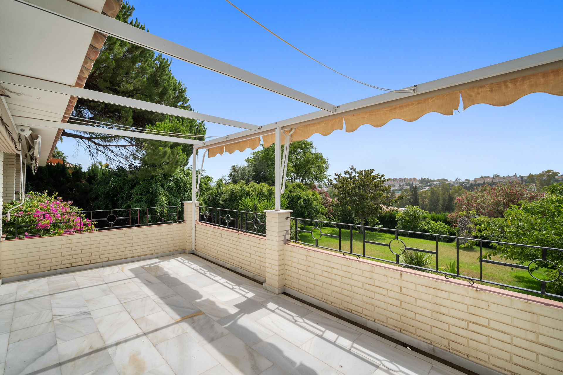 Villa op een dubbel plot, vier slaapkamers, drie badkamers, Guadalmina Alta in San Pedro de Alcantara